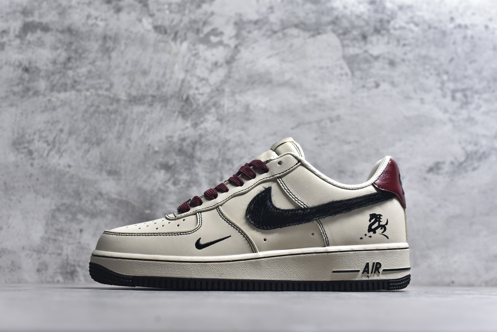 #海外限量发售！公司级NIke Air Force 1 \'07 Low “马年限定--米瓷映墨” 空军一号低帮 运动鞋 休闲鞋 高级夜光效果 折边针车 工艺难度大 原楦头原纸板 高端定制鞋盒 原厂鞋底 超高清洁度 细节完美 货号：IB4607-171 尺码：36 36.5 37.5 38 38.5 39 40 40.5 41 42 42.5 43 44 44.5 45-选品中心