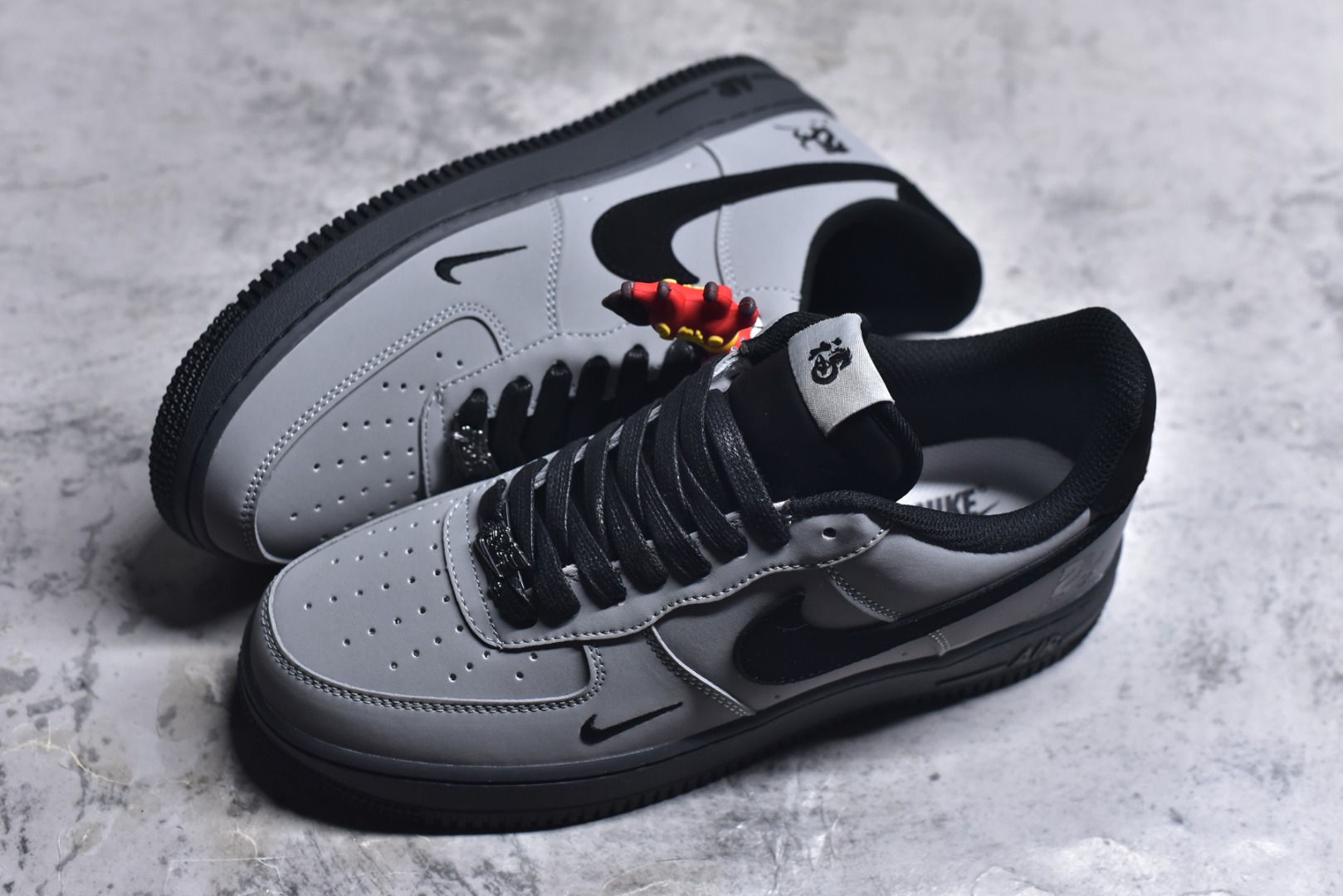 图片[7]-#海外限量发售！公司级NIke Air Force 1 \’07 Low “马年限定–岩灰缀影” 空军一号低帮 运动鞋 休闲鞋 高级夜光效果 折边针车 工艺难度大 原楦头原纸板 高端定制鞋盒 原厂鞋底 超高清洁度 细节完美 货号：IH1401-100 尺码：36 36.5 37.5 38 38.5 39 40 40.5 41 42 42.5 43 44 44.5 45-选品中心