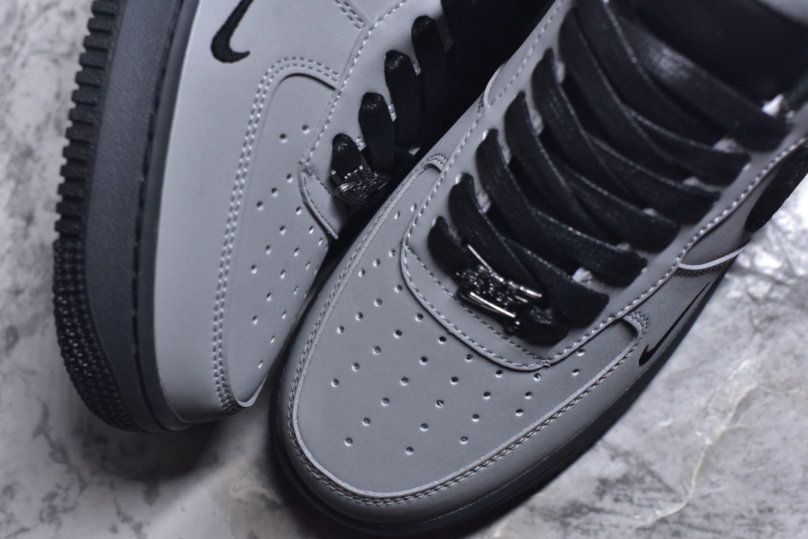 图片[8]-#海外限量发售！公司级NIke Air Force 1 \’07 Low “马年限定–岩灰缀影” 空军一号低帮 运动鞋 休闲鞋 高级夜光效果 折边针车 工艺难度大 原楦头原纸板 高端定制鞋盒 原厂鞋底 超高清洁度 细节完美 货号：IH1401-100 尺码：36 36.5 37.5 38 38.5 39 40 40.5 41 42 42.5 43 44 44.5 45-选品中心