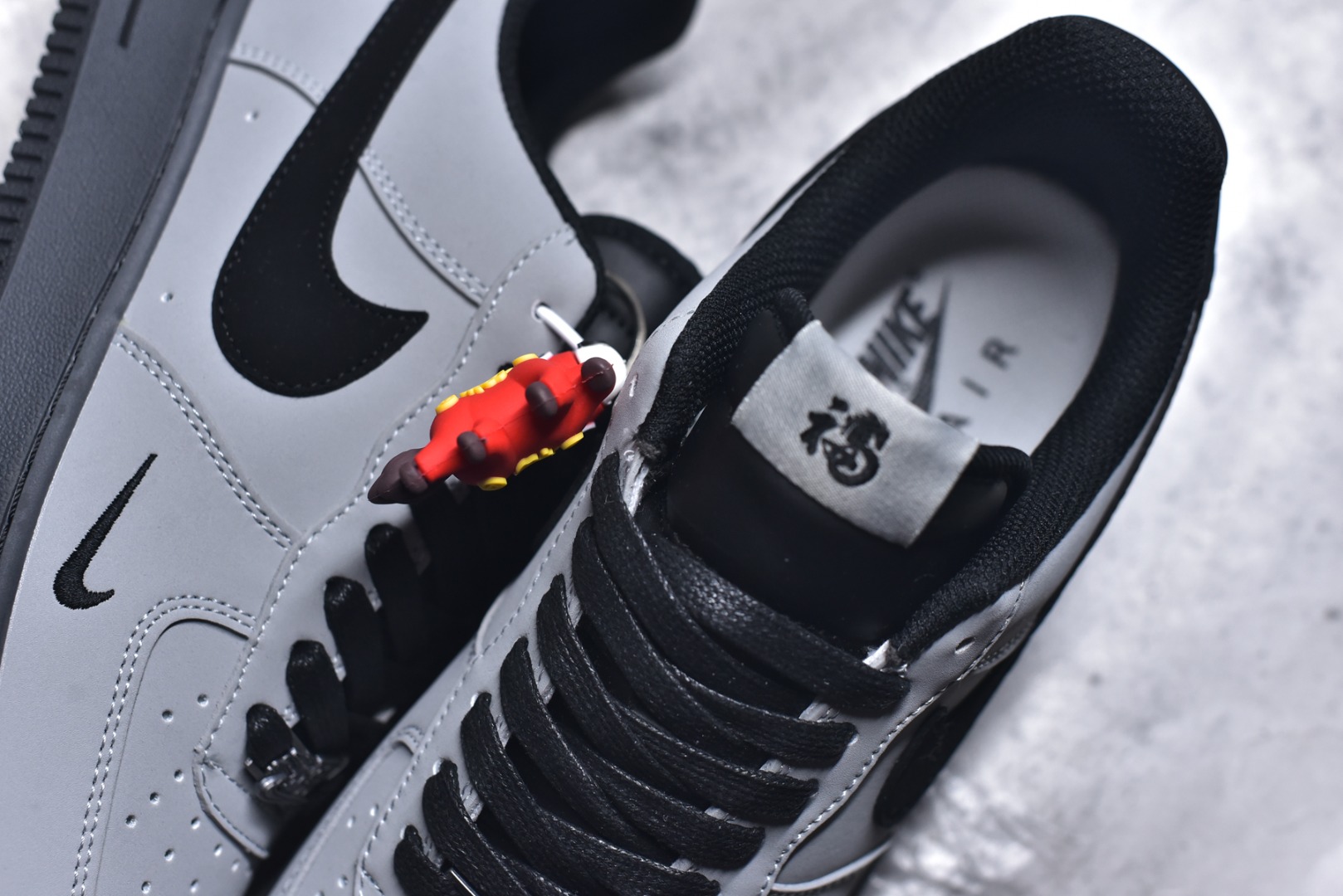 图片[9]-#海外限量发售！公司级NIke Air Force 1 \’07 Low “马年限定–岩灰缀影” 空军一号低帮 运动鞋 休闲鞋 高级夜光效果 折边针车 工艺难度大 原楦头原纸板 高端定制鞋盒 原厂鞋底 超高清洁度 细节完美 货号：IH1401-100 尺码：36 36.5 37.5 38 38.5 39 40 40.5 41 42 42.5 43 44 44.5 45-选品中心