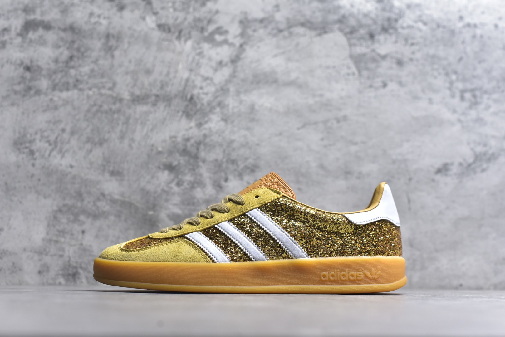 #AD Gazelle Indoor Trainers 羚羊内训系列低帮复古百搭休闲运动德训风板鞋 JR1266 90年代经典的复刻版！自60年代以足球训练鞋面世以来,Gazelle就以其经典设计席卷全球。1991年版本的复刻,再造经典Gazelle。采用皮革打造,搭配浊色细节,让这款经典更加简约。尺码：36 36⅔ 37⅓ 38 38⅔ 39⅓ 40 40⅔ 41⅓ 42 42⅔ 43⅓ 44⅓ 44⅔ 45\