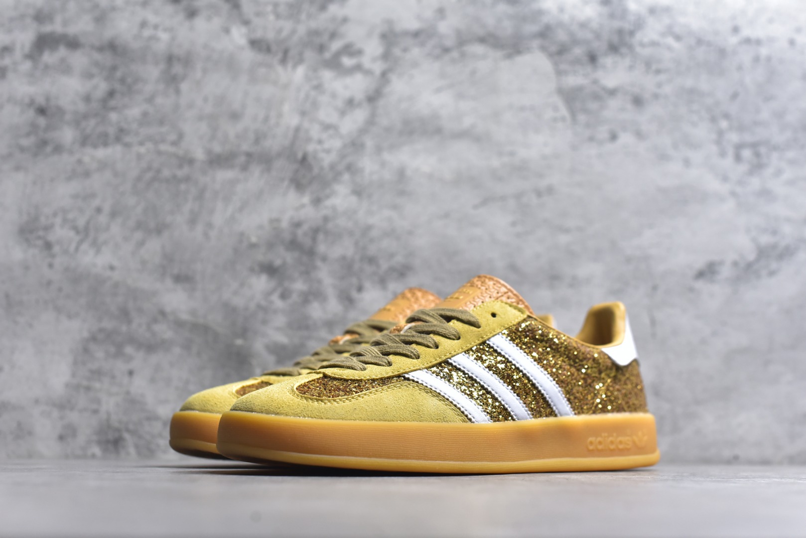 图片[2]-#AD Gazelle Indoor Trainers 羚羊内训系列低帮复古百搭休闲运动德训风板鞋 JR1266 90年代经典的复刻版！自60年代以足球训练鞋面世以来,Gazelle就以其经典设计席卷全球。1991年版本的复刻,再造经典Gazelle。采用皮革打造,搭配浊色细节,让这款经典更加简约。尺码：36 36⅔ 37⅓ 38 38⅔ 39⅓ 40 40⅔ 41⅓ 42 42⅔ 43⅓ 44⅓ 44⅔ 45\”},\”album\”：{\”icon\”：\”https：//xcimg.szwego.com/20230605/a1685960761531_2661.jpg-选品中心