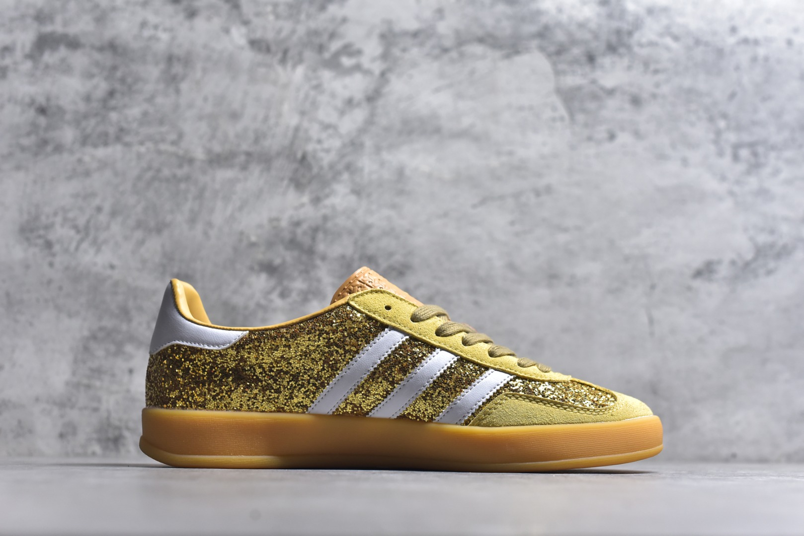 图片[3]-#AD Gazelle Indoor Trainers 羚羊内训系列低帮复古百搭休闲运动德训风板鞋 JR1266 90年代经典的复刻版！自60年代以足球训练鞋面世以来,Gazelle就以其经典设计席卷全球。1991年版本的复刻,再造经典Gazelle。采用皮革打造,搭配浊色细节,让这款经典更加简约。尺码：36 36⅔ 37⅓ 38 38⅔ 39⅓ 40 40⅔ 41⅓ 42 42⅔ 43⅓ 44⅓ 44⅔ 45\”},\”album\”：{\”icon\”：\”https：//xcimg.szwego.com/20230605/a1685960761531_2661.jpg-选品中心