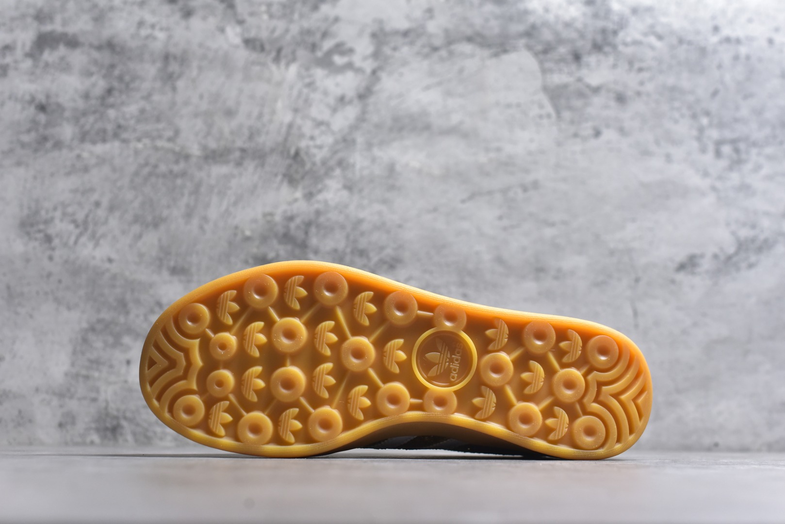 图片[6]-#AD Gazelle Indoor Trainers 羚羊内训系列低帮复古百搭休闲运动德训风板鞋 JR1266 90年代经典的复刻版！自60年代以足球训练鞋面世以来,Gazelle就以其经典设计席卷全球。1991年版本的复刻,再造经典Gazelle。采用皮革打造,搭配浊色细节,让这款经典更加简约。尺码：36 36⅔ 37⅓ 38 38⅔ 39⅓ 40 40⅔ 41⅓ 42 42⅔ 43⅓ 44⅓ 44⅔ 45\”},\”album\”：{\”icon\”：\”https：//xcimg.szwego.com/20230605/a1685960761531_2661.jpg-选品中心