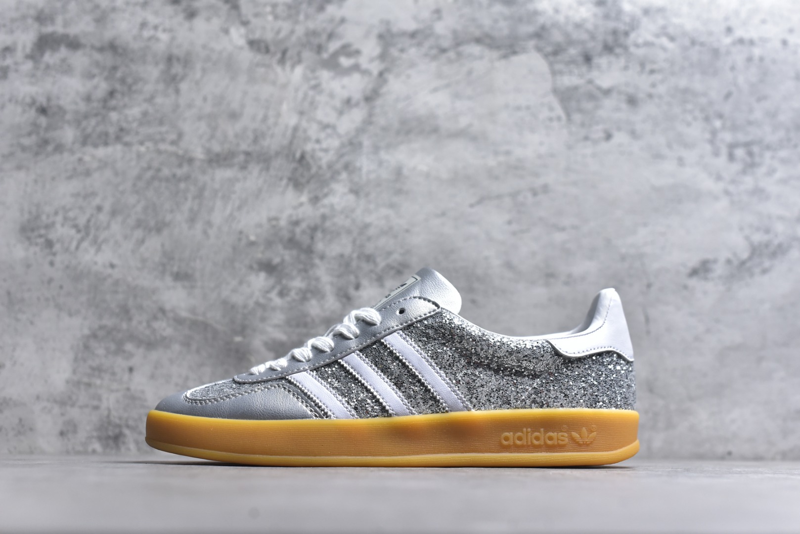 #AD Gazelle Indoor Trainers 羚羊内训系列低帮复古百搭休闲运动德训风板鞋 JR1288 90年代经典的复刻版！自60年代以足球训练鞋面世以来,Gazelle就以其经典设计席卷全球。1991年版本的复刻,再造经典Gazelle。采用皮革打造,搭配浊色细节,让这款经典更加简约。尺码：36 36⅔ 37⅓ 38 38⅔ 39⅓ 40 40⅔ 41⅓ 42 42⅔ 43⅓ 44⅓ 44⅔ 45-选品中心