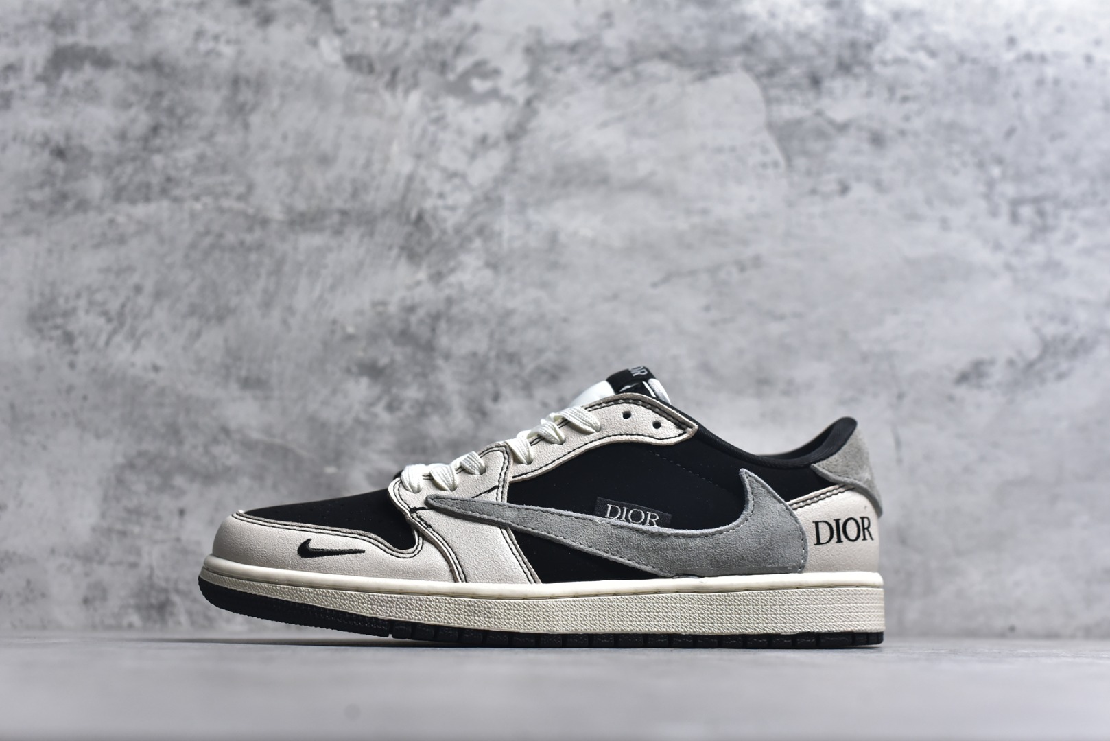 #奢潮交融，AJ1 Low与Dior的格调碰撞！黑白灰的经典配色，勾勒出Air Jordan 1 Low的标志性鞋型，翻毛皮革的细腻质感，让街头篮球基因与Dior的高奢美学完美相融。鞋身的灰色Swoosh上印刻着DIOR字样，鞋侧的DIOR标识低调又极具辨识度，将联名款的奢潮质感拉满；鞋头的迷你小勾设计暗藏巧思，为经典鞋型增添了别样的细节趣味。 作为XS2025-083款的重磅联名，它既保留了AJ1 Low的复古篮球鞋廓形与舒适脚感，又以Dior的奢牌基因赋予其全新的时尚高度。无论是搭配西装打造雅痞风，还是配牛仔裤演绎街头潮范，这双鞋都能轻松hold住各种造型，既是球鞋收藏者的珍藏款，也是时尚达人出街的吸睛利器，每一次上脚，都是经典与奢华的双重盛宴。 尺码：36-45-选品中心