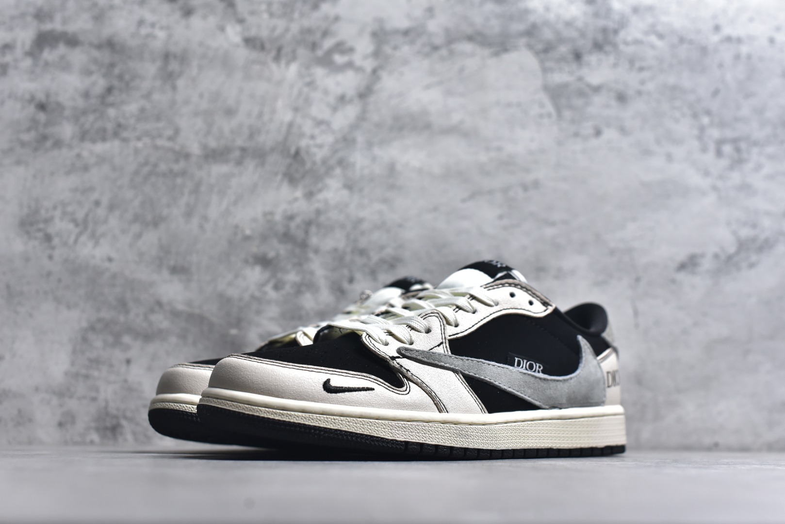 图片[2]-#奢潮交融，AJ1 Low与Dior的格调碰撞！黑白灰的经典配色，勾勒出Air Jordan 1 Low的标志性鞋型，翻毛皮革的细腻质感，让街头篮球基因与Dior的高奢美学完美相融。鞋身的灰色Swoosh上印刻着DIOR字样，鞋侧的DIOR标识低调又极具辨识度，将联名款的奢潮质感拉满；鞋头的迷你小勾设计暗藏巧思，为经典鞋型增添了别样的细节趣味。 作为XS2025-083款的重磅联名，它既保留了AJ1 Low的复古篮球鞋廓形与舒适脚感，又以Dior的奢牌基因赋予其全新的时尚高度。无论是搭配西装打造雅痞风，还是配牛仔裤演绎街头潮范，这双鞋都能轻松hold住各种造型，既是球鞋收藏者的珍藏款，也是时尚达人出街的吸睛利器，每一次上脚，都是经典与奢华的双重盛宴。 尺码：36-45-选品中心