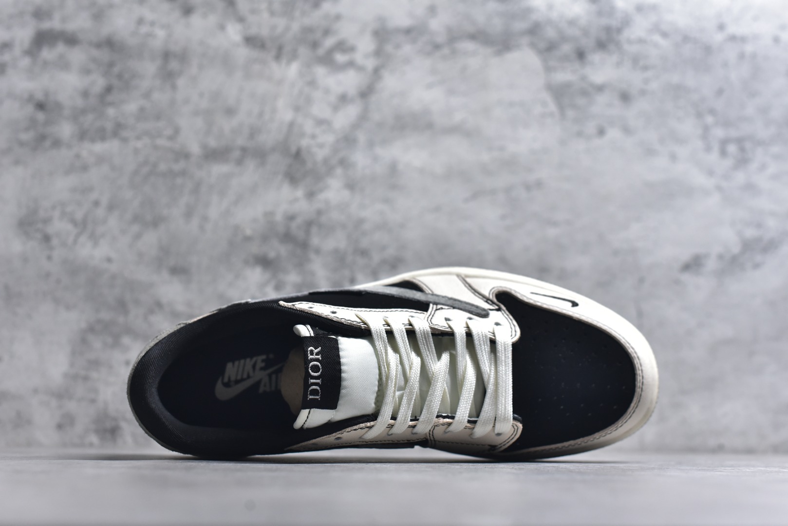 图片[4]-#奢潮交融，AJ1 Low与Dior的格调碰撞！黑白灰的经典配色，勾勒出Air Jordan 1 Low的标志性鞋型，翻毛皮革的细腻质感，让街头篮球基因与Dior的高奢美学完美相融。鞋身的灰色Swoosh上印刻着DIOR字样，鞋侧的DIOR标识低调又极具辨识度，将联名款的奢潮质感拉满；鞋头的迷你小勾设计暗藏巧思，为经典鞋型增添了别样的细节趣味。 作为XS2025-083款的重磅联名，它既保留了AJ1 Low的复古篮球鞋廓形与舒适脚感，又以Dior的奢牌基因赋予其全新的时尚高度。无论是搭配西装打造雅痞风，还是配牛仔裤演绎街头潮范，这双鞋都能轻松hold住各种造型，既是球鞋收藏者的珍藏款，也是时尚达人出街的吸睛利器，每一次上脚，都是经典与奢华的双重盛宴。 尺码：36-45-选品中心