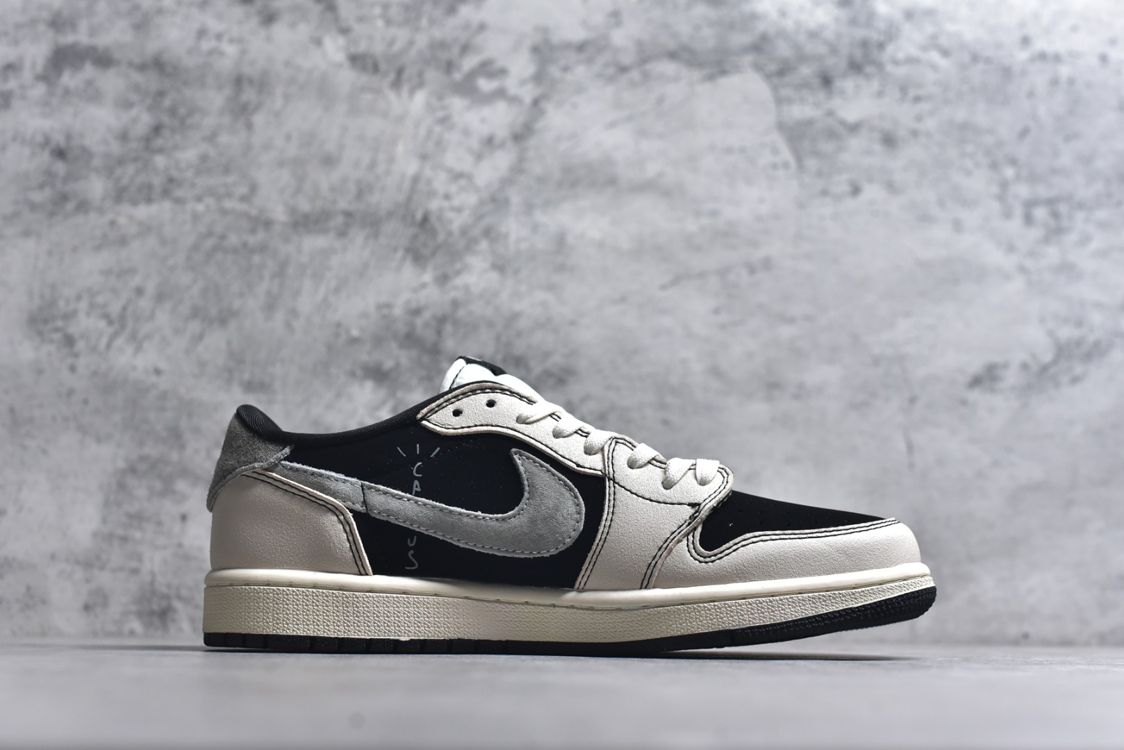 图片[3]-#奢潮交融，AJ1 Low与Dior的格调碰撞！黑白灰的经典配色，勾勒出Air Jordan 1 Low的标志性鞋型，翻毛皮革的细腻质感，让街头篮球基因与Dior的高奢美学完美相融。鞋身的灰色Swoosh上印刻着DIOR字样，鞋侧的DIOR标识低调又极具辨识度，将联名款的奢潮质感拉满；鞋头的迷你小勾设计暗藏巧思，为经典鞋型增添了别样的细节趣味。 作为XS2025-083款的重磅联名，它既保留了AJ1 Low的复古篮球鞋廓形与舒适脚感，又以Dior的奢牌基因赋予其全新的时尚高度。无论是搭配西装打造雅痞风，还是配牛仔裤演绎街头潮范，这双鞋都能轻松hold住各种造型，既是球鞋收藏者的珍藏款，也是时尚达人出街的吸睛利器，每一次上脚，都是经典与奢华的双重盛宴。 尺码：36-45-选品中心
