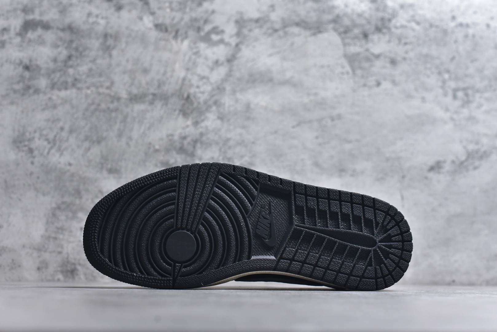 图片[6]-#奢潮交融，AJ1 Low与Dior的格调碰撞！黑白灰的经典配色，勾勒出Air Jordan 1 Low的标志性鞋型，翻毛皮革的细腻质感，让街头篮球基因与Dior的高奢美学完美相融。鞋身的灰色Swoosh上印刻着DIOR字样，鞋侧的DIOR标识低调又极具辨识度，将联名款的奢潮质感拉满；鞋头的迷你小勾设计暗藏巧思，为经典鞋型增添了别样的细节趣味。 作为XS2025-083款的重磅联名，它既保留了AJ1 Low的复古篮球鞋廓形与舒适脚感，又以Dior的奢牌基因赋予其全新的时尚高度。无论是搭配西装打造雅痞风，还是配牛仔裤演绎街头潮范，这双鞋都能轻松hold住各种造型，既是球鞋收藏者的珍藏款，也是时尚达人出街的吸睛利器，每一次上脚，都是经典与奢华的双重盛宴。 尺码：36-45-选品中心