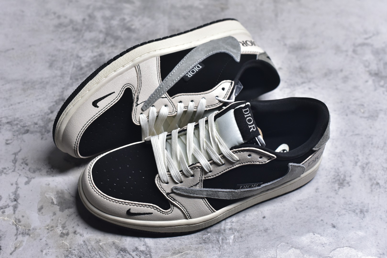 图片[7]-#奢潮交融，AJ1 Low与Dior的格调碰撞！黑白灰的经典配色，勾勒出Air Jordan 1 Low的标志性鞋型，翻毛皮革的细腻质感，让街头篮球基因与Dior的高奢美学完美相融。鞋身的灰色Swoosh上印刻着DIOR字样，鞋侧的DIOR标识低调又极具辨识度，将联名款的奢潮质感拉满；鞋头的迷你小勾设计暗藏巧思，为经典鞋型增添了别样的细节趣味。 作为XS2025-083款的重磅联名，它既保留了AJ1 Low的复古篮球鞋廓形与舒适脚感，又以Dior的奢牌基因赋予其全新的时尚高度。无论是搭配西装打造雅痞风，还是配牛仔裤演绎街头潮范，这双鞋都能轻松hold住各种造型，既是球鞋收藏者的珍藏款，也是时尚达人出街的吸睛利器，每一次上脚，都是经典与奢华的双重盛宴。 尺码：36-45-选品中心