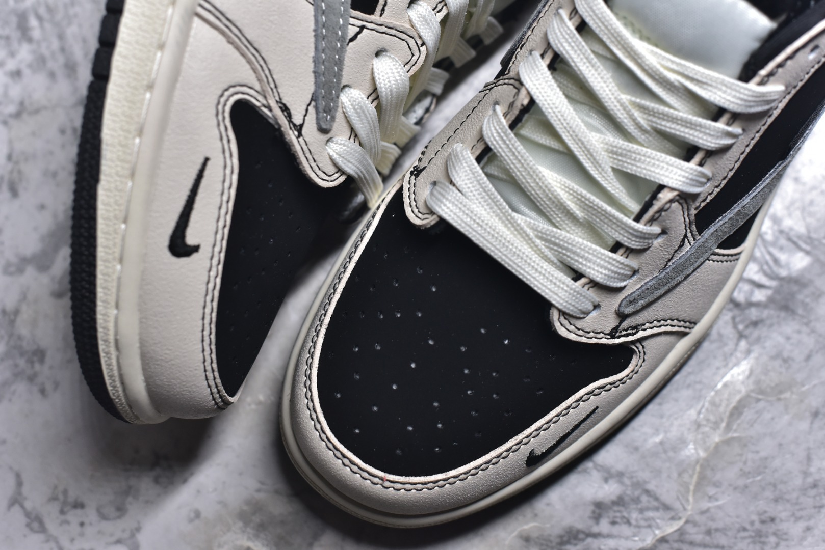 图片[8]-#奢潮交融，AJ1 Low与Dior的格调碰撞！黑白灰的经典配色，勾勒出Air Jordan 1 Low的标志性鞋型，翻毛皮革的细腻质感，让街头篮球基因与Dior的高奢美学完美相融。鞋身的灰色Swoosh上印刻着DIOR字样，鞋侧的DIOR标识低调又极具辨识度，将联名款的奢潮质感拉满；鞋头的迷你小勾设计暗藏巧思，为经典鞋型增添了别样的细节趣味。 作为XS2025-083款的重磅联名，它既保留了AJ1 Low的复古篮球鞋廓形与舒适脚感，又以Dior的奢牌基因赋予其全新的时尚高度。无论是搭配西装打造雅痞风，还是配牛仔裤演绎街头潮范，这双鞋都能轻松hold住各种造型，既是球鞋收藏者的珍藏款，也是时尚达人出街的吸睛利器，每一次上脚，都是经典与奢华的双重盛宴。 尺码：36-45-选品中心