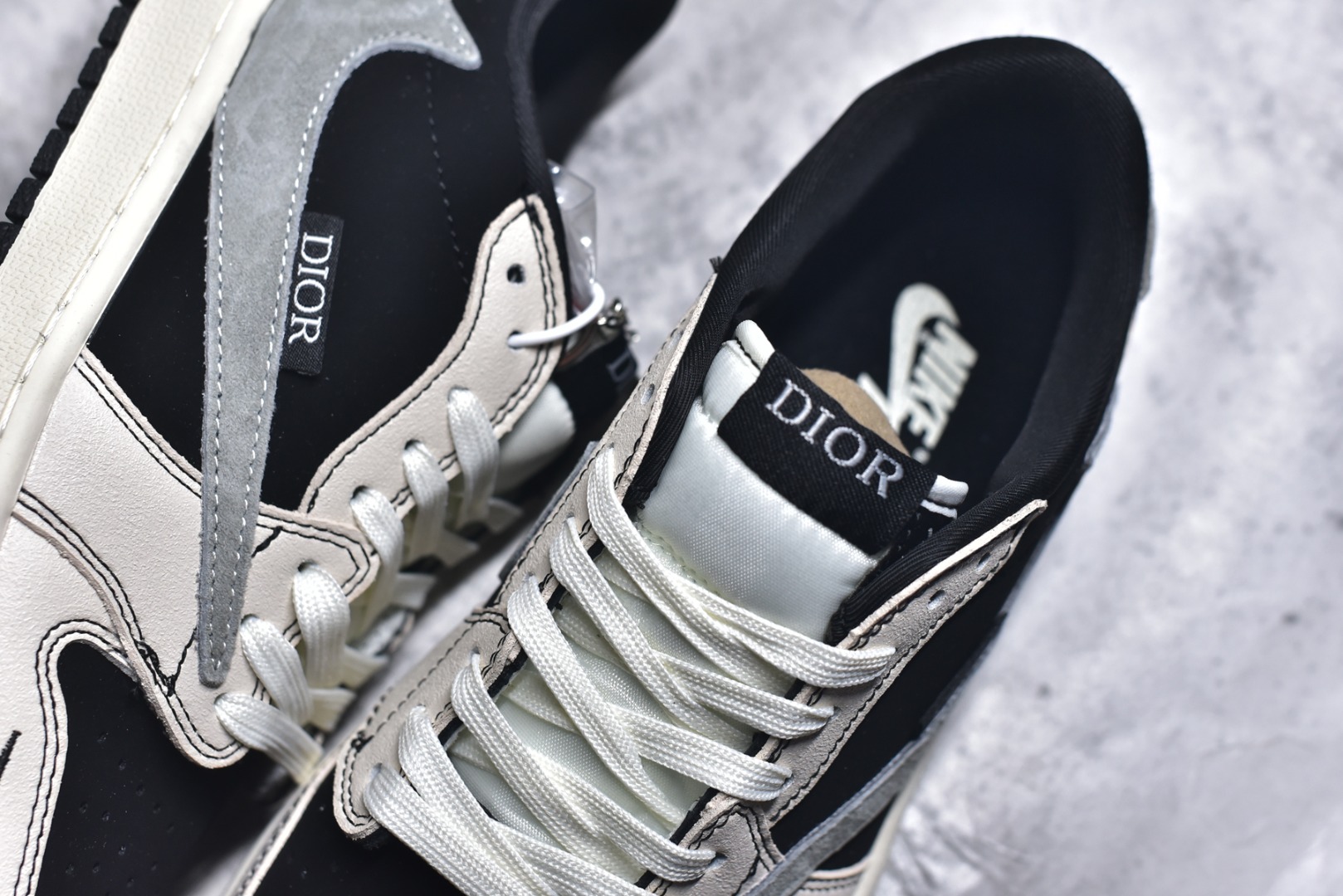 图片[9]-#奢潮交融，AJ1 Low与Dior的格调碰撞！黑白灰的经典配色，勾勒出Air Jordan 1 Low的标志性鞋型，翻毛皮革的细腻质感，让街头篮球基因与Dior的高奢美学完美相融。鞋身的灰色Swoosh上印刻着DIOR字样，鞋侧的DIOR标识低调又极具辨识度，将联名款的奢潮质感拉满；鞋头的迷你小勾设计暗藏巧思，为经典鞋型增添了别样的细节趣味。 作为XS2025-083款的重磅联名，它既保留了AJ1 Low的复古篮球鞋廓形与舒适脚感，又以Dior的奢牌基因赋予其全新的时尚高度。无论是搭配西装打造雅痞风，还是配牛仔裤演绎街头潮范，这双鞋都能轻松hold住各种造型，既是球鞋收藏者的珍藏款，也是时尚达人出街的吸睛利器，每一次上脚，都是经典与奢华的双重盛宴。 尺码：36-45-选品中心
