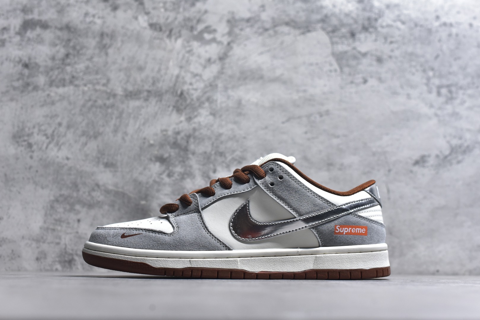 #Nike SB Dunk Low“马年限定——白灰银” 高端定制 低帮休闲板鞋 定制鞋盒 大厂纯原品质出货 超高清洁度 皮料切割干净无任何毛边 细节完美 货号：AJ6817-003 尺码：36 36.5 37.5 38 38.5 39 40 40.5 41 42 42.5 43 44 44.5 45-选品中心
