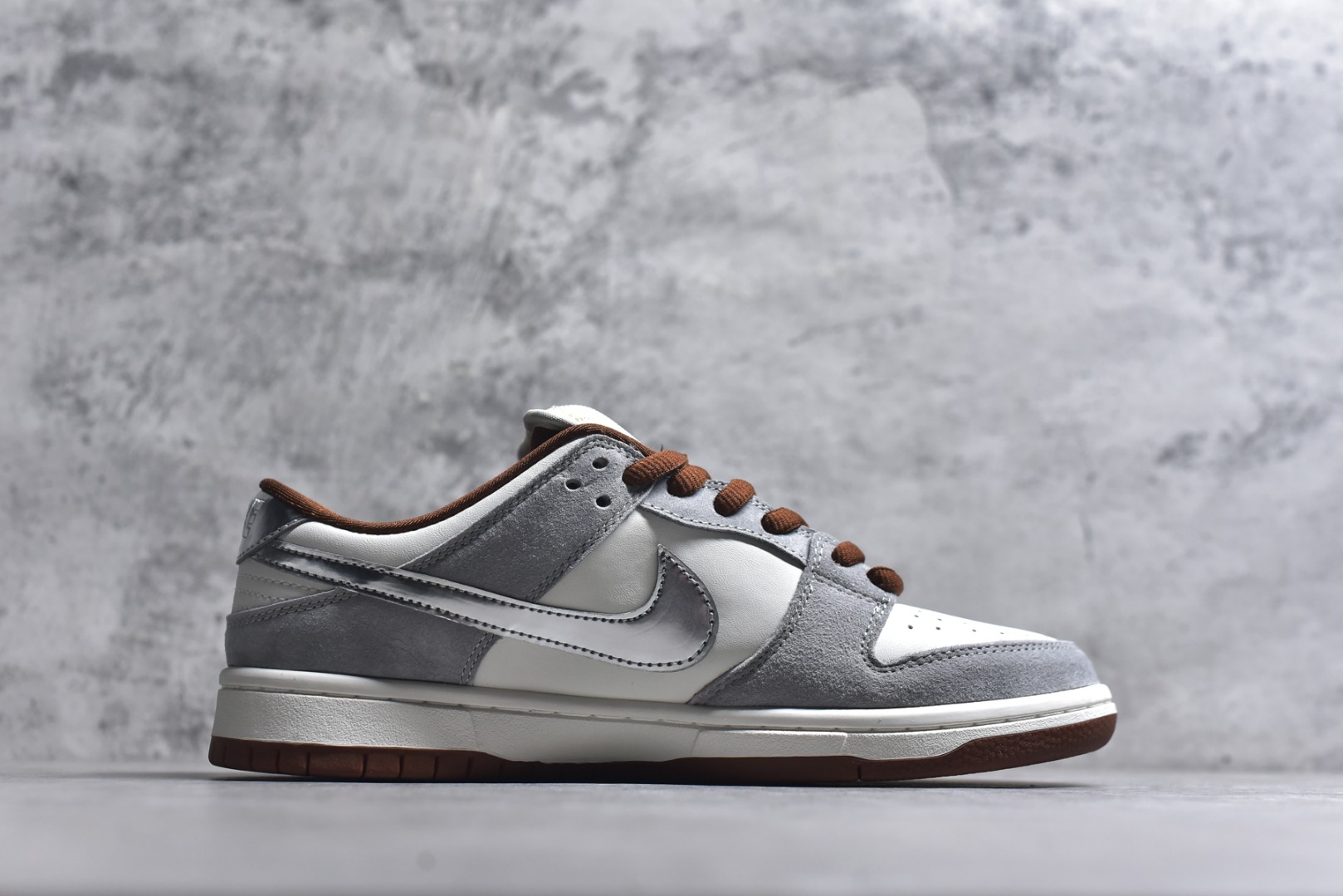 图片[3]-#Nike SB Dunk Low“马年限定——白灰银” 高端定制 低帮休闲板鞋 定制鞋盒 大厂纯原品质出货 超高清洁度 皮料切割干净无任何毛边 细节完美 货号：AJ6817-003 尺码：36 36.5 37.5 38 38.5 39 40 40.5 41 42 42.5 43 44 44.5 45-选品中心