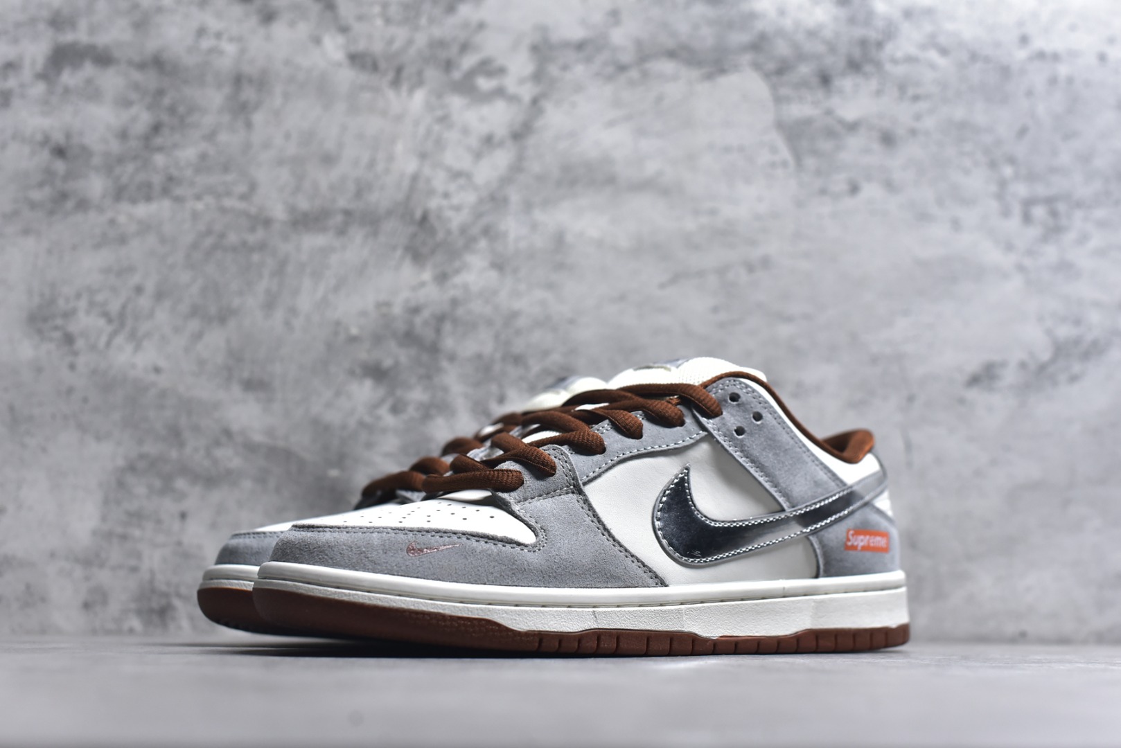 图片[2]-#Nike SB Dunk Low“马年限定——白灰银” 高端定制 低帮休闲板鞋 定制鞋盒 大厂纯原品质出货 超高清洁度 皮料切割干净无任何毛边 细节完美 货号：AJ6817-003 尺码：36 36.5 37.5 38 38.5 39 40 40.5 41 42 42.5 43 44 44.5 45-选品中心