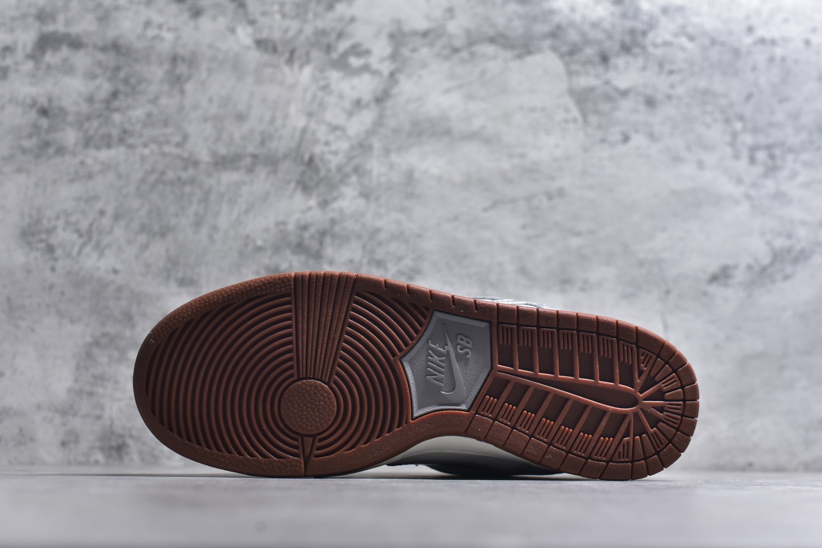 图片[6]-#Nike SB Dunk Low“马年限定——白灰银” 高端定制 低帮休闲板鞋 定制鞋盒 大厂纯原品质出货 超高清洁度 皮料切割干净无任何毛边 细节完美 货号：AJ6817-003 尺码：36 36.5 37.5 38 38.5 39 40 40.5 41 42 42.5 43 44 44.5 45-选品中心