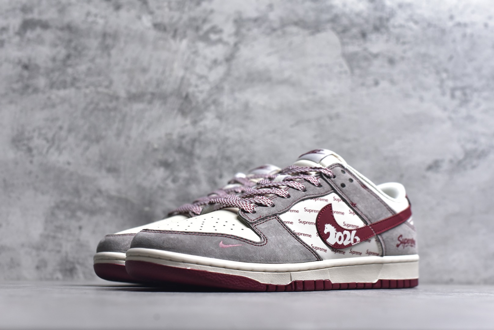 图片[2]-#潮人必冲！Nike SB DUNK LOW马年联名款直接美到犯规！灰调麂皮搭酒红饰条，质感高级到摸一次就爱上，Supreme满印+萌趣马年挂饰，把潮流与年味焊在鞋身。经典低帮版型适配各种穿搭，软弹中底走再久都不累，谁穿谁是街头焦点！ 货号：JP2026-109 尺码：36 36.5 37.5 38 38.5 39 40 40.5 41 42 42.5 43 44 44.5 45-选品中心