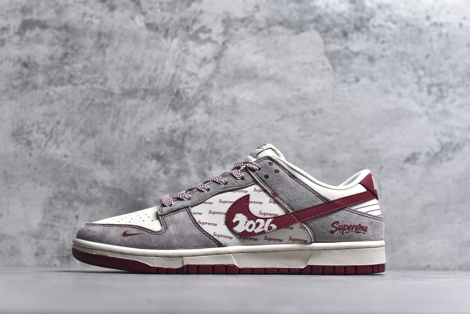 #潮人必冲！Nike SB DUNK LOW马年联名款直接美到犯规！灰调麂皮搭酒红饰条，质感高级到摸一次就爱上，Supreme满印+萌趣马年挂饰，把潮流与年味焊在鞋身。经典低帮版型适配各种穿搭，软弹中底走再久都不累，谁穿谁是街头焦点！ 货号：JP2026-109 尺码：36 36.5 37.5 38 38.5 39 40 40.5 41 42 42.5 43 44 44.5 45-选品中心