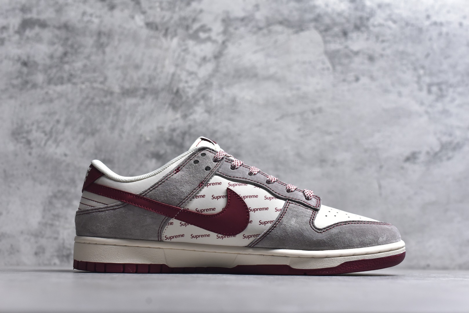 图片[3]-#潮人必冲！Nike SB DUNK LOW马年联名款直接美到犯规！灰调麂皮搭酒红饰条，质感高级到摸一次就爱上，Supreme满印+萌趣马年挂饰，把潮流与年味焊在鞋身。经典低帮版型适配各种穿搭，软弹中底走再久都不累，谁穿谁是街头焦点！ 货号：JP2026-109 尺码：36 36.5 37.5 38 38.5 39 40 40.5 41 42 42.5 43 44 44.5 45-选品中心