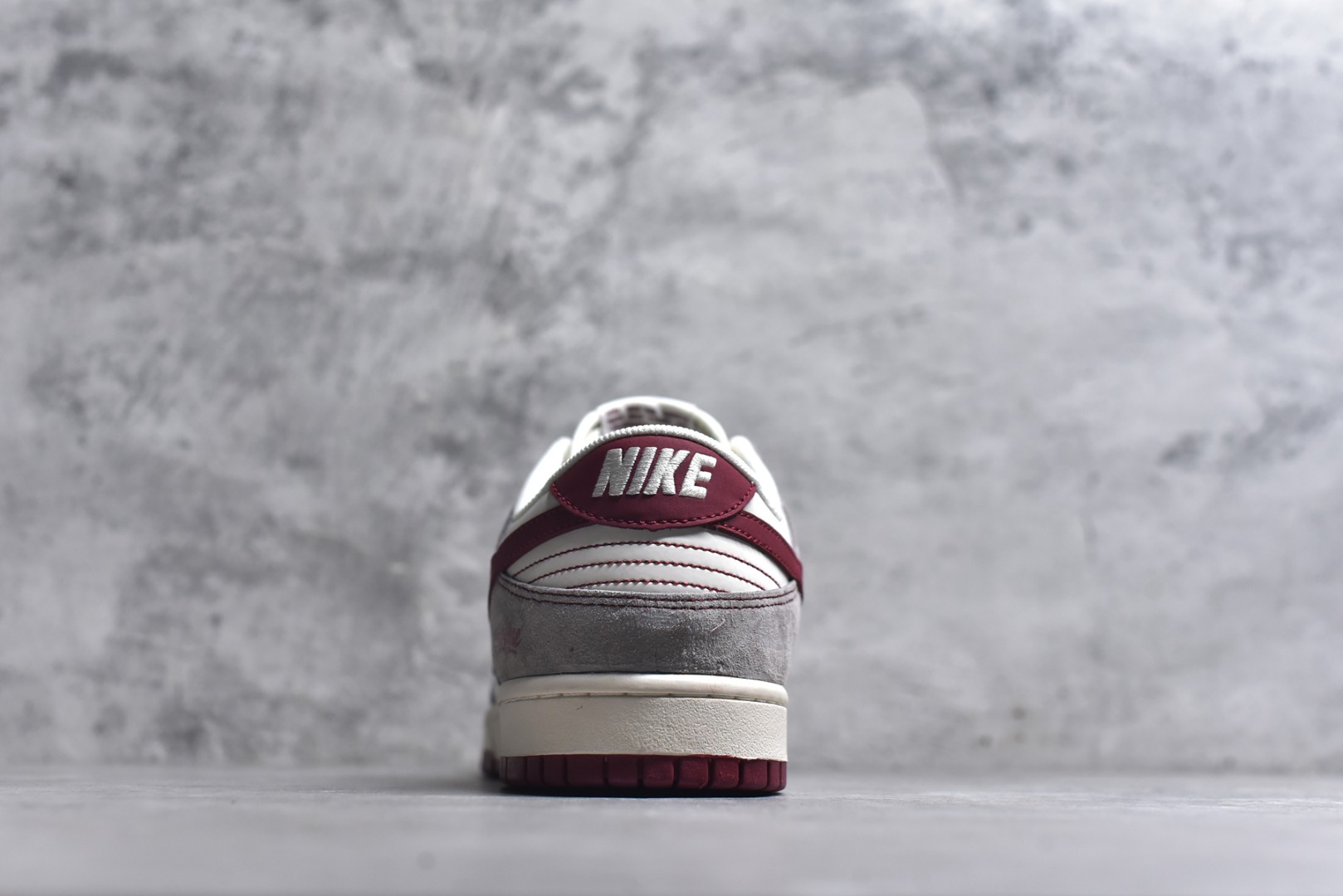 图片[5]-#潮人必冲！Nike SB DUNK LOW马年联名款直接美到犯规！灰调麂皮搭酒红饰条，质感高级到摸一次就爱上，Supreme满印+萌趣马年挂饰，把潮流与年味焊在鞋身。经典低帮版型适配各种穿搭，软弹中底走再久都不累，谁穿谁是街头焦点！ 货号：JP2026-109 尺码：36 36.5 37.5 38 38.5 39 40 40.5 41 42 42.5 43 44 44.5 45-选品中心