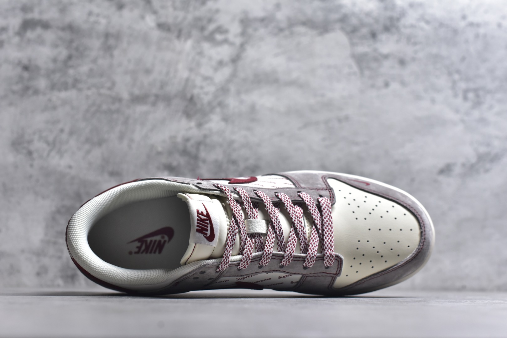 图片[4]-#潮人必冲！Nike SB DUNK LOW马年联名款直接美到犯规！灰调麂皮搭酒红饰条，质感高级到摸一次就爱上，Supreme满印+萌趣马年挂饰，把潮流与年味焊在鞋身。经典低帮版型适配各种穿搭，软弹中底走再久都不累，谁穿谁是街头焦点！ 货号：JP2026-109 尺码：36 36.5 37.5 38 38.5 39 40 40.5 41 42 42.5 43 44 44.5 45-选品中心