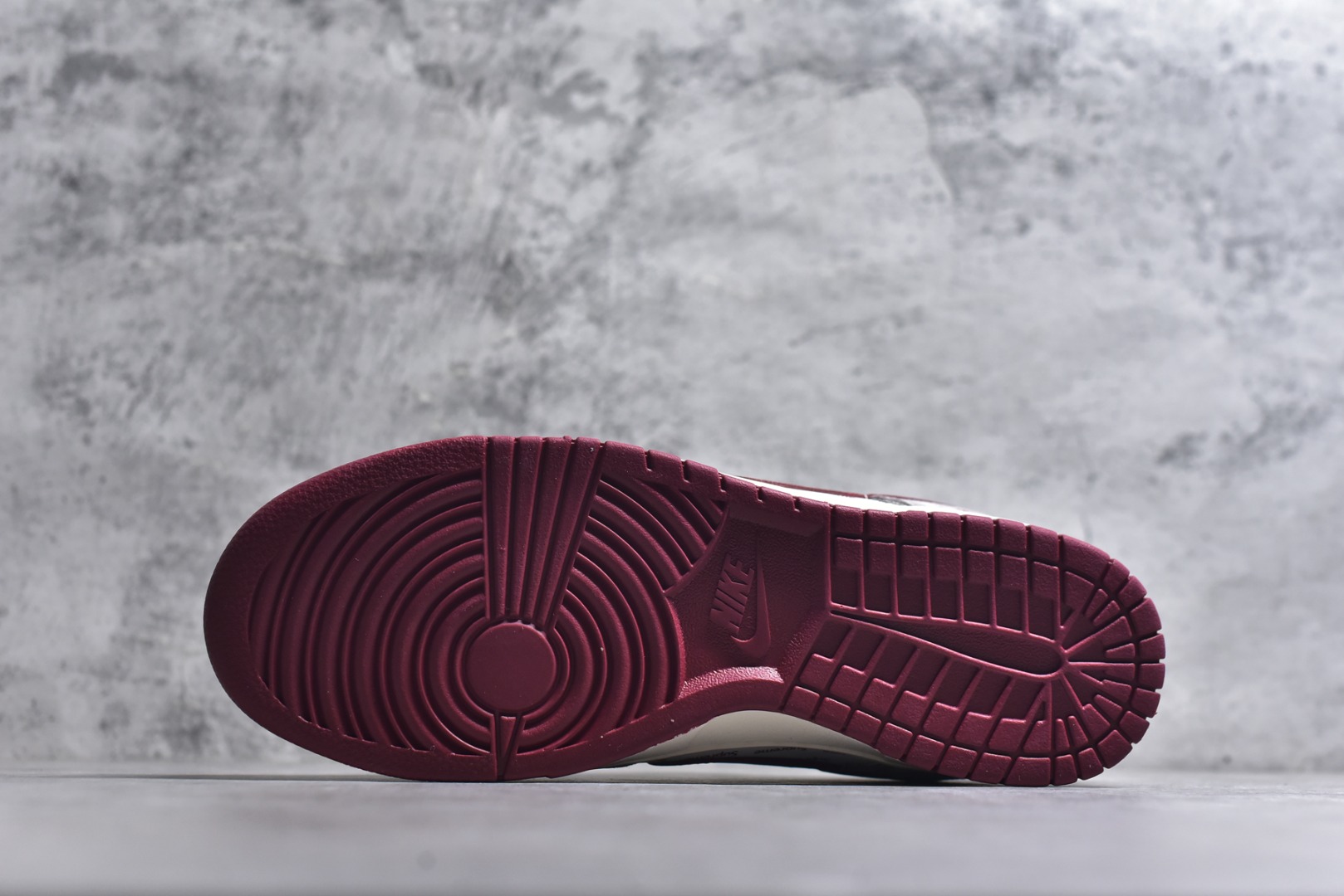 图片[6]-#潮人必冲！Nike SB DUNK LOW马年联名款直接美到犯规！灰调麂皮搭酒红饰条，质感高级到摸一次就爱上，Supreme满印+萌趣马年挂饰，把潮流与年味焊在鞋身。经典低帮版型适配各种穿搭，软弹中底走再久都不累，谁穿谁是街头焦点！ 货号：JP2026-109 尺码：36 36.5 37.5 38 38.5 39 40 40.5 41 42 42.5 43 44 44.5 45-选品中心