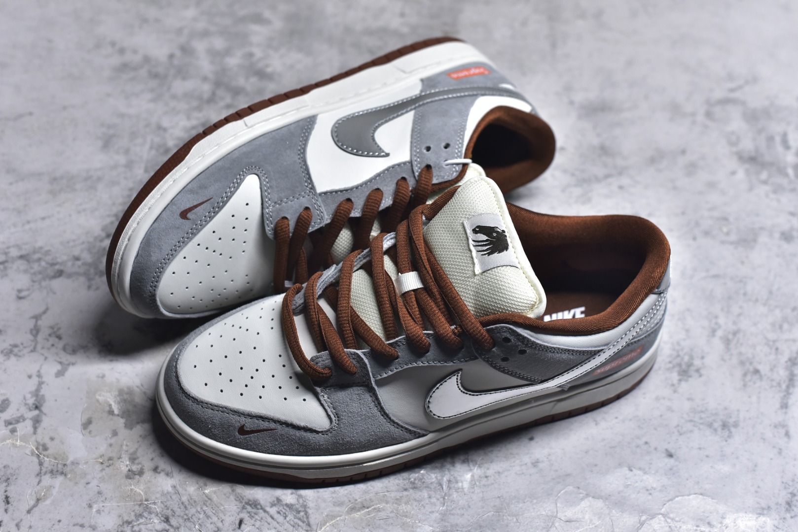 图片[7]-#Nike SB Dunk Low“马年限定——白灰银” 高端定制 低帮休闲板鞋 定制鞋盒 大厂纯原品质出货 超高清洁度 皮料切割干净无任何毛边 细节完美 货号：AJ6817-003 尺码：36 36.5 37.5 38 38.5 39 40 40.5 41 42 42.5 43 44 44.5 45-选品中心