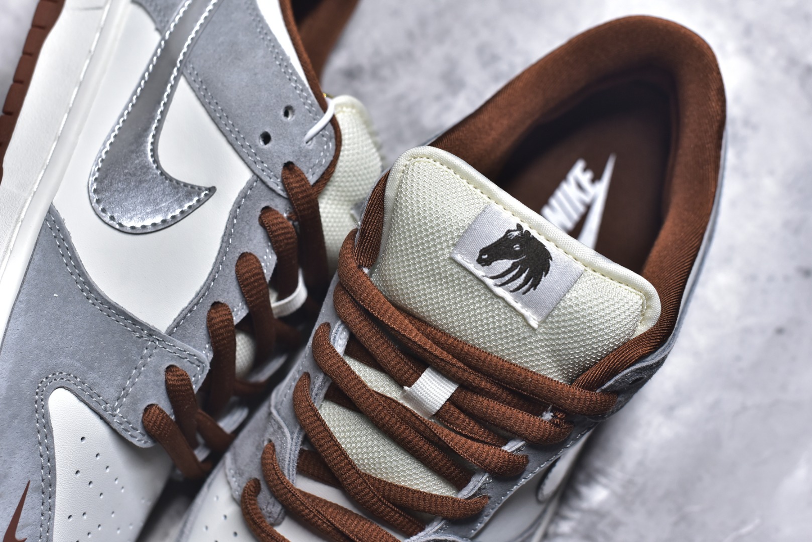 图片[9]-#Nike SB Dunk Low“马年限定——白灰银” 高端定制 低帮休闲板鞋 定制鞋盒 大厂纯原品质出货 超高清洁度 皮料切割干净无任何毛边 细节完美 货号：AJ6817-003 尺码：36 36.5 37.5 38 38.5 39 40 40.5 41 42 42.5 43 44 44.5 45-选品中心