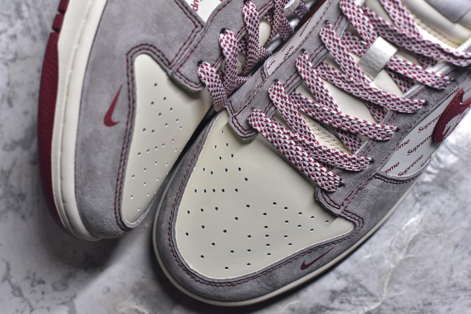 图片[8]-#潮人必冲！Nike SB DUNK LOW马年联名款直接美到犯规！灰调麂皮搭酒红饰条，质感高级到摸一次就爱上，Supreme满印+萌趣马年挂饰，把潮流与年味焊在鞋身。经典低帮版型适配各种穿搭，软弹中底走再久都不累，谁穿谁是街头焦点！ 货号：JP2026-109 尺码：36 36.5 37.5 38 38.5 39 40 40.5 41 42 42.5 43 44 44.5 45-选品中心