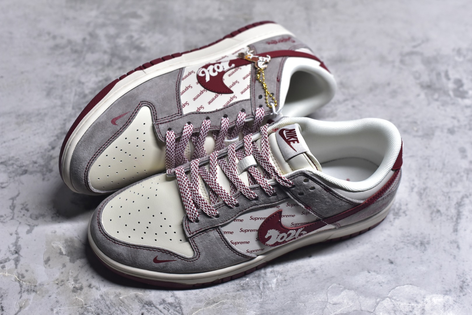 图片[7]-#潮人必冲！Nike SB DUNK LOW马年联名款直接美到犯规！灰调麂皮搭酒红饰条，质感高级到摸一次就爱上，Supreme满印+萌趣马年挂饰，把潮流与年味焊在鞋身。经典低帮版型适配各种穿搭，软弹中底走再久都不累，谁穿谁是街头焦点！ 货号：JP2026-109 尺码：36 36.5 37.5 38 38.5 39 40 40.5 41 42 42.5 43 44 44.5 45-选品中心
