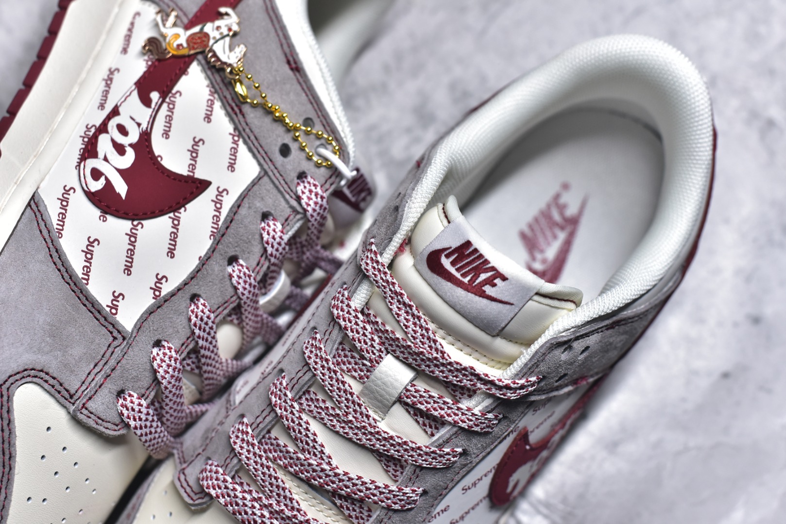图片[9]-#潮人必冲！Nike SB DUNK LOW马年联名款直接美到犯规！灰调麂皮搭酒红饰条，质感高级到摸一次就爱上，Supreme满印+萌趣马年挂饰，把潮流与年味焊在鞋身。经典低帮版型适配各种穿搭，软弹中底走再久都不累，谁穿谁是街头焦点！ 货号：JP2026-109 尺码：36 36.5 37.5 38 38.5 39 40 40.5 41 42 42.5 43 44 44.5 45-选品中心