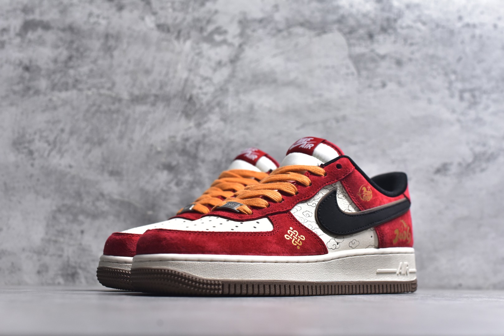 图片[2]-#新年氛围感拉满！Nike AIR FORCE 1 2026马年限定款太懂国人审美了！正红麂皮配黑金勾，祥云暗纹+烫金“2026”年味爆棚，专属马形挂饰更是点睛之笔。空军一号经典鞋型不挑风格，气垫中底脚感软糯，过年穿它回头率直接拉满！ 货号：JP2026-157 尺码：36 36.5 37.5 38 38.5 39 40 40.5 41 42 42.5 43 44 44.5 45-选品中心