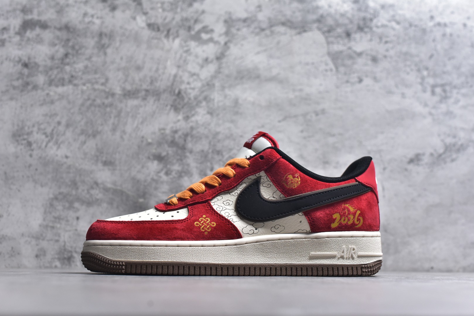 #新年氛围感拉满！Nike AIR FORCE 1 2026马年限定款太懂国人审美了！正红麂皮配黑金勾，祥云暗纹+烫金“2026”年味爆棚，专属马形挂饰更是点睛之笔。空军一号经典鞋型不挑风格，气垫中底脚感软糯，过年穿它回头率直接拉满！ 货号：JP2026-157 尺码：36 36.5 37.5 38 38.5 39 40 40.5 41 42 42.5 43 44 44.5 45-选品中心