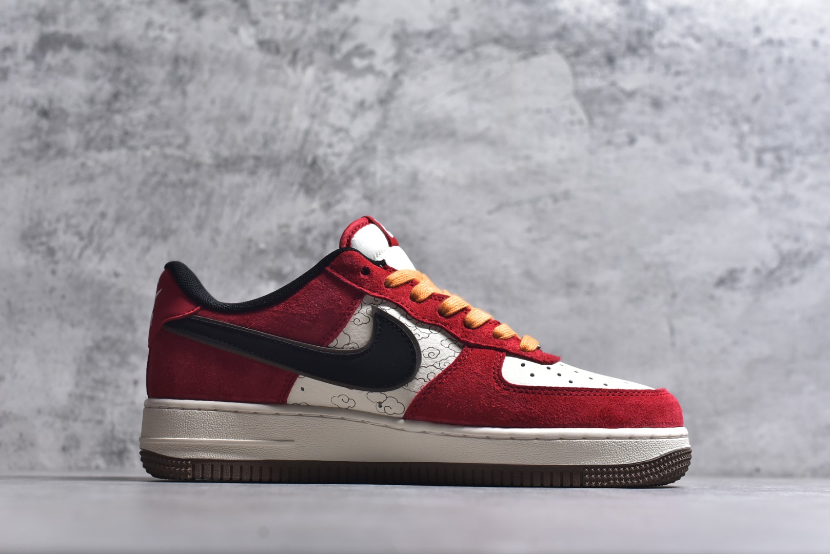 图片[3]-#新年氛围感拉满！Nike AIR FORCE 1 2026马年限定款太懂国人审美了！正红麂皮配黑金勾，祥云暗纹+烫金“2026”年味爆棚，专属马形挂饰更是点睛之笔。空军一号经典鞋型不挑风格，气垫中底脚感软糯，过年穿它回头率直接拉满！ 货号：JP2026-157 尺码：36 36.5 37.5 38 38.5 39 40 40.5 41 42 42.5 43 44 44.5 45-选品中心