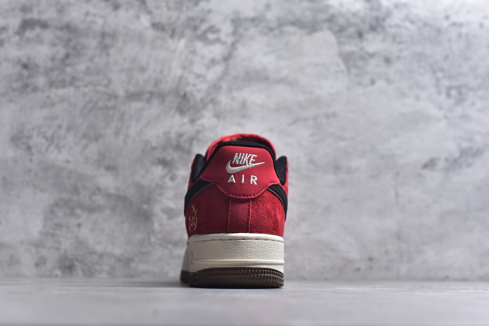 图片[5]-#新年氛围感拉满！Nike AIR FORCE 1 2026马年限定款太懂国人审美了！正红麂皮配黑金勾，祥云暗纹+烫金“2026”年味爆棚，专属马形挂饰更是点睛之笔。空军一号经典鞋型不挑风格，气垫中底脚感软糯，过年穿它回头率直接拉满！ 货号：JP2026-157 尺码：36 36.5 37.5 38 38.5 39 40 40.5 41 42 42.5 43 44 44.5 45-选品中心
