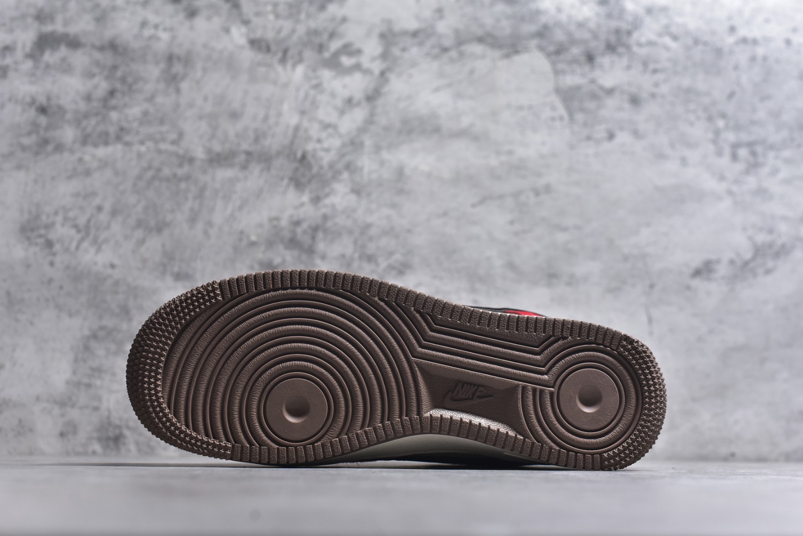 图片[6]-#新年氛围感拉满！Nike AIR FORCE 1 2026马年限定款太懂国人审美了！正红麂皮配黑金勾，祥云暗纹+烫金“2026”年味爆棚，专属马形挂饰更是点睛之笔。空军一号经典鞋型不挑风格，气垫中底脚感软糯，过年穿它回头率直接拉满！ 货号：JP2026-157 尺码：36 36.5 37.5 38 38.5 39 40 40.5 41 42 42.5 43 44 44.5 45-选品中心