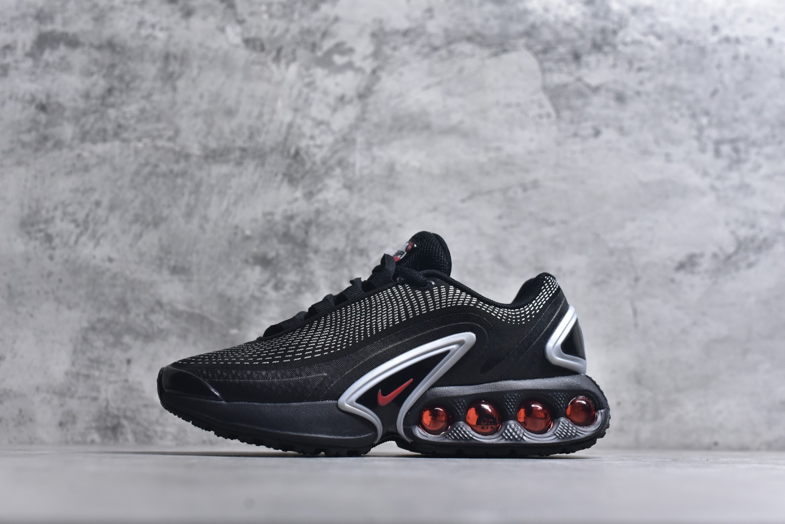 #Nike Air Max Dn 舒适耐用 防滑耐磨 低帮 生活休闲鞋 今年 Air Max Day，搭载 “Dynamic Air”技术的 Nike Air Max Dn 首次亮相，四个分区圆形开窗气垫带来极高的辨识度。采用“Dynamic Air”技术加持，不仅具备着充满科技感的外观，更具备着优越的穿着质感。TPU 拱形稳定片为中足提供结构支撑，搭配后跟 TPU 贴片起到支撑跟腱的作用。注入式 Phylon 泡绵包裹 Air 气垫单元，适合街头行走的橡胶大底则包裹足跟部位，提供抓地力和耐穿性。 货号：DV3337-016 尺码：36 37.5 38 39 40 41 42 43 44 45-选品中心