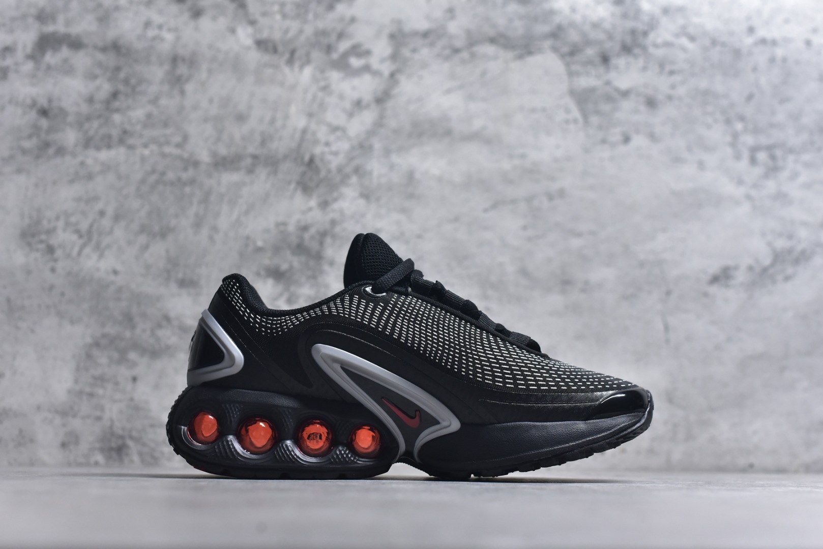 图片[3]-#Nike Air Max Dn 舒适耐用 防滑耐磨 低帮 生活休闲鞋 今年 Air Max Day，搭载 “Dynamic Air”技术的 Nike Air Max Dn 首次亮相，四个分区圆形开窗气垫带来极高的辨识度。采用“Dynamic Air”技术加持，不仅具备着充满科技感的外观，更具备着优越的穿着质感。TPU 拱形稳定片为中足提供结构支撑，搭配后跟 TPU 贴片起到支撑跟腱的作用。注入式 Phylon 泡绵包裹 Air 气垫单元，适合街头行走的橡胶大底则包裹足跟部位，提供抓地力和耐穿性。 货号：DV3337-016 尺码：36 37.5 38 39 40 41 42 43 44 45-选品中心