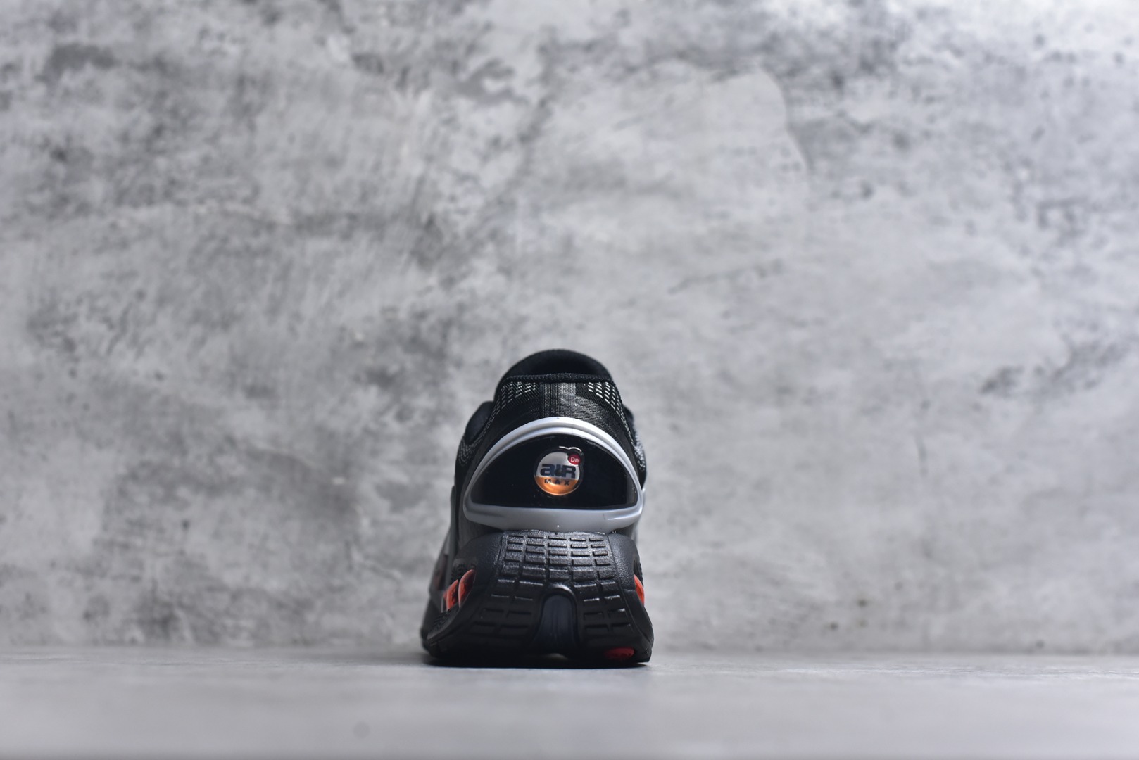 图片[5]-#Nike Air Max Dn 舒适耐用 防滑耐磨 低帮 生活休闲鞋 今年 Air Max Day，搭载 “Dynamic Air”技术的 Nike Air Max Dn 首次亮相，四个分区圆形开窗气垫带来极高的辨识度。采用“Dynamic Air”技术加持，不仅具备着充满科技感的外观，更具备着优越的穿着质感。TPU 拱形稳定片为中足提供结构支撑，搭配后跟 TPU 贴片起到支撑跟腱的作用。注入式 Phylon 泡绵包裹 Air 气垫单元，适合街头行走的橡胶大底则包裹足跟部位，提供抓地力和耐穿性。 货号：DV3337-016 尺码：36 37.5 38 39 40 41 42 43 44 45-选品中心