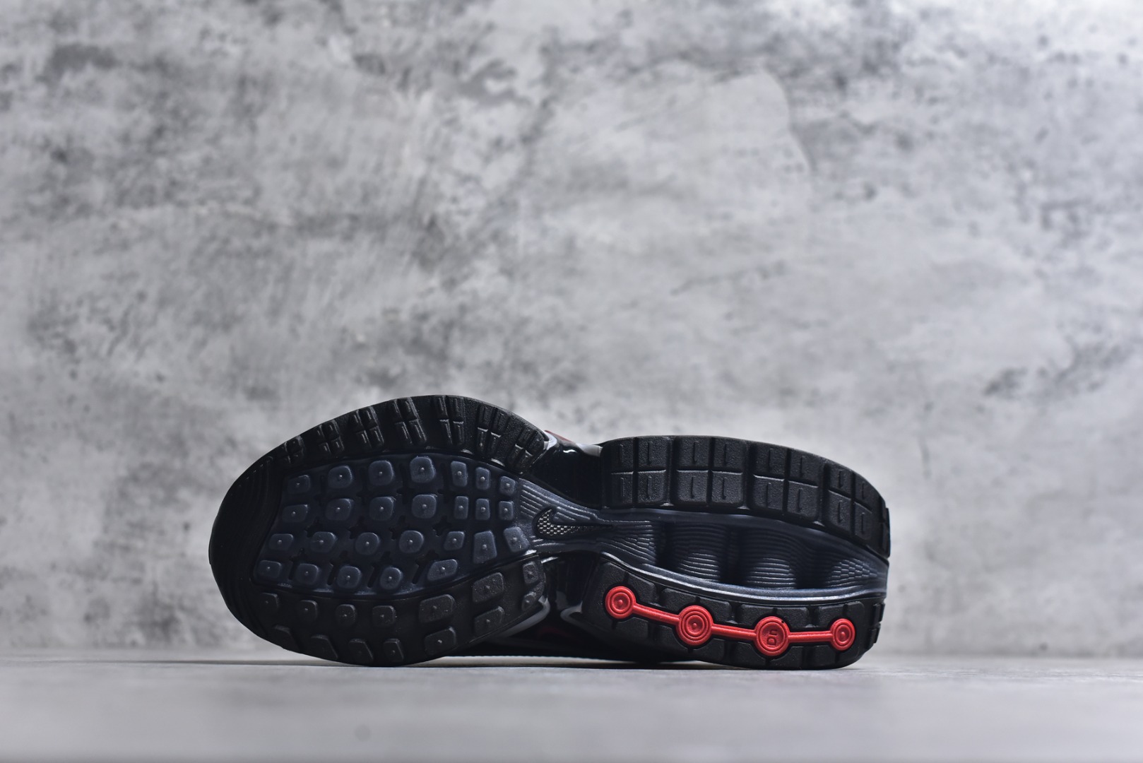 图片[6]-#Nike Air Max Dn 舒适耐用 防滑耐磨 低帮 生活休闲鞋 今年 Air Max Day，搭载 “Dynamic Air”技术的 Nike Air Max Dn 首次亮相，四个分区圆形开窗气垫带来极高的辨识度。采用“Dynamic Air”技术加持，不仅具备着充满科技感的外观，更具备着优越的穿着质感。TPU 拱形稳定片为中足提供结构支撑，搭配后跟 TPU 贴片起到支撑跟腱的作用。注入式 Phylon 泡绵包裹 Air 气垫单元，适合街头行走的橡胶大底则包裹足跟部位，提供抓地力和耐穿性。 货号：DV3337-016 尺码：36 37.5 38 39 40 41 42 43 44 45-选品中心