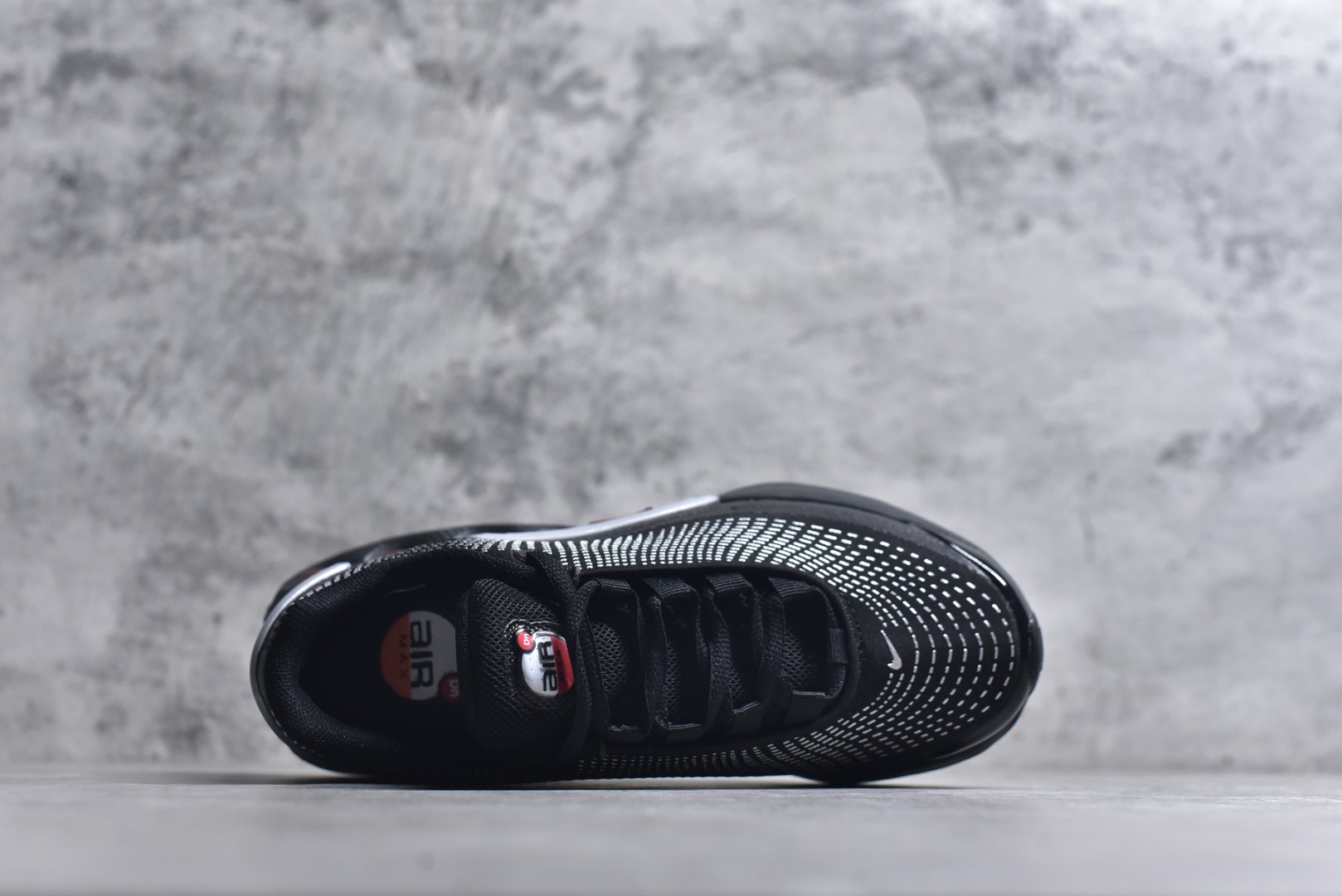 图片[4]-#Nike Air Max Dn 舒适耐用 防滑耐磨 低帮 生活休闲鞋 今年 Air Max Day，搭载 “Dynamic Air”技术的 Nike Air Max Dn 首次亮相，四个分区圆形开窗气垫带来极高的辨识度。采用“Dynamic Air”技术加持，不仅具备着充满科技感的外观，更具备着优越的穿着质感。TPU 拱形稳定片为中足提供结构支撑，搭配后跟 TPU 贴片起到支撑跟腱的作用。注入式 Phylon 泡绵包裹 Air 气垫单元，适合街头行走的橡胶大底则包裹足跟部位，提供抓地力和耐穿性。 货号：DV3337-016 尺码：36 37.5 38 39 40 41 42 43 44 45-选品中心