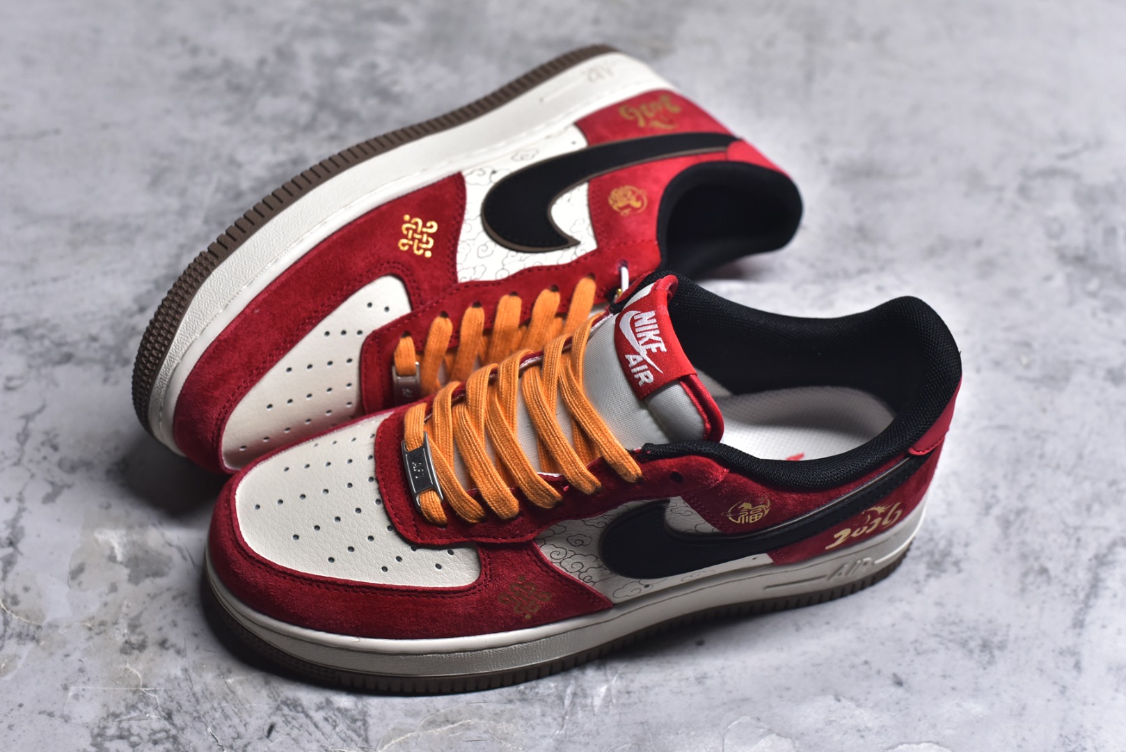 图片[7]-#新年氛围感拉满！Nike AIR FORCE 1 2026马年限定款太懂国人审美了！正红麂皮配黑金勾，祥云暗纹+烫金“2026”年味爆棚，专属马形挂饰更是点睛之笔。空军一号经典鞋型不挑风格，气垫中底脚感软糯，过年穿它回头率直接拉满！ 货号：JP2026-157 尺码：36 36.5 37.5 38 38.5 39 40 40.5 41 42 42.5 43 44 44.5 45-选品中心