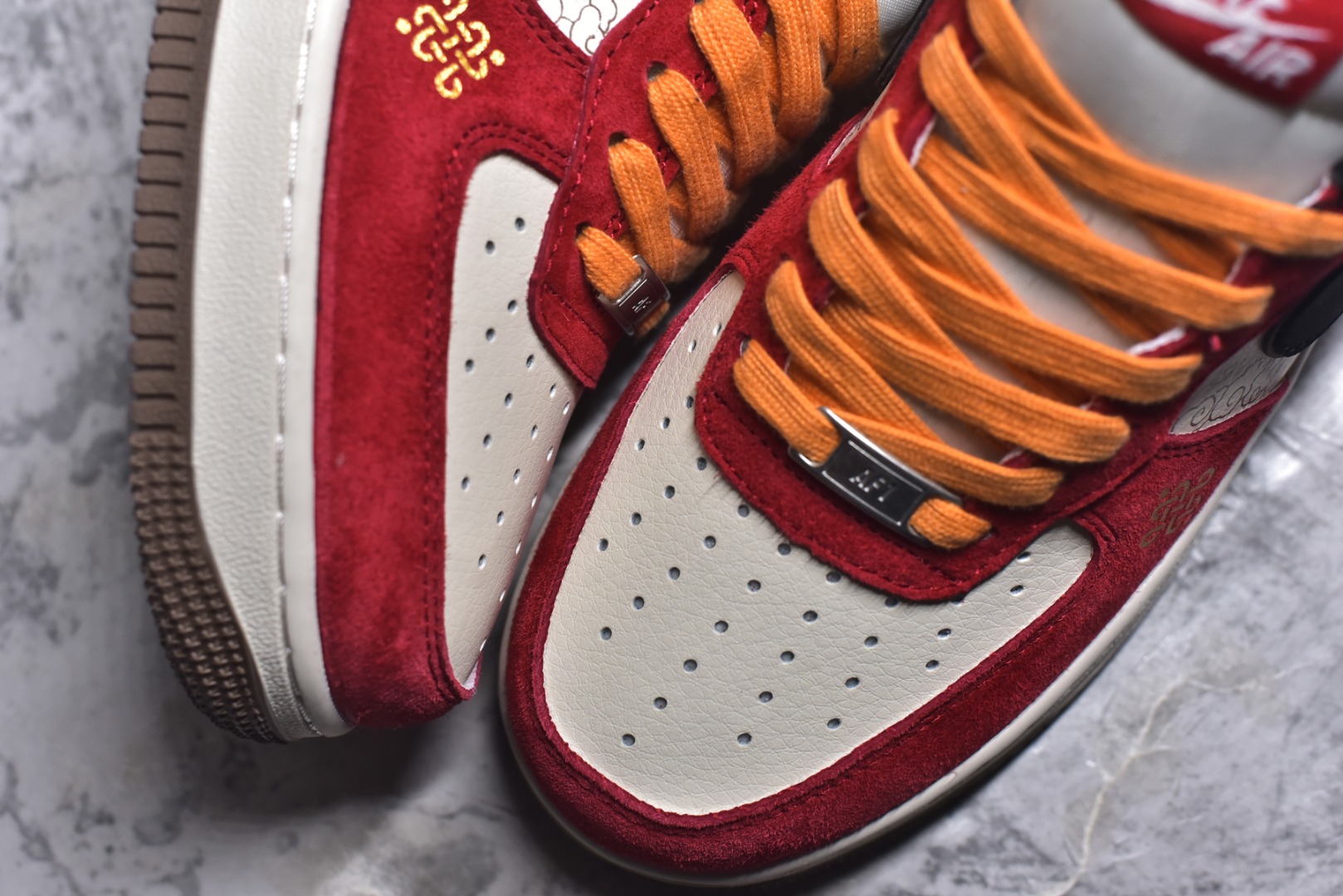 图片[8]-#新年氛围感拉满！Nike AIR FORCE 1 2026马年限定款太懂国人审美了！正红麂皮配黑金勾，祥云暗纹+烫金“2026”年味爆棚，专属马形挂饰更是点睛之笔。空军一号经典鞋型不挑风格，气垫中底脚感软糯，过年穿它回头率直接拉满！ 货号：JP2026-157 尺码：36 36.5 37.5 38 38.5 39 40 40.5 41 42 42.5 43 44 44.5 45-选品中心