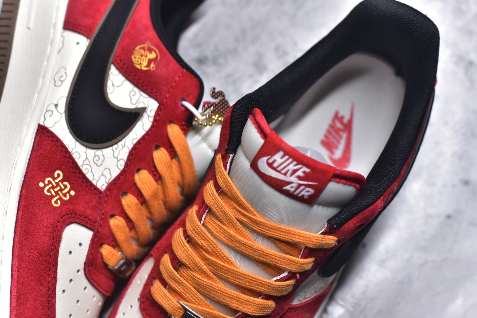 图片[9]-#新年氛围感拉满！Nike AIR FORCE 1 2026马年限定款太懂国人审美了！正红麂皮配黑金勾，祥云暗纹+烫金“2026”年味爆棚，专属马形挂饰更是点睛之笔。空军一号经典鞋型不挑风格，气垫中底脚感软糯，过年穿它回头率直接拉满！ 货号：JP2026-157 尺码：36 36.5 37.5 38 38.5 39 40 40.5 41 42 42.5 43 44 44.5 45-选品中心