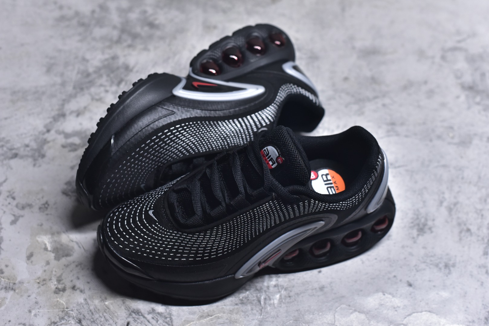 图片[7]-#Nike Air Max Dn 舒适耐用 防滑耐磨 低帮 生活休闲鞋 今年 Air Max Day，搭载 “Dynamic Air”技术的 Nike Air Max Dn 首次亮相，四个分区圆形开窗气垫带来极高的辨识度。采用“Dynamic Air”技术加持，不仅具备着充满科技感的外观，更具备着优越的穿着质感。TPU 拱形稳定片为中足提供结构支撑，搭配后跟 TPU 贴片起到支撑跟腱的作用。注入式 Phylon 泡绵包裹 Air 气垫单元，适合街头行走的橡胶大底则包裹足跟部位，提供抓地力和耐穿性。 货号：DV3337-016 尺码：36 37.5 38 39 40 41 42 43 44 45-选品中心