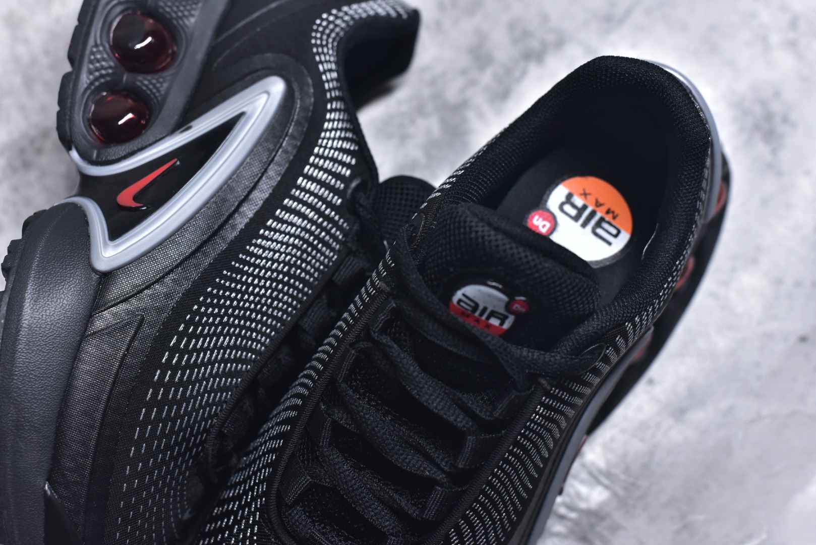 图片[9]-#Nike Air Max Dn 舒适耐用 防滑耐磨 低帮 生活休闲鞋 今年 Air Max Day，搭载 “Dynamic Air”技术的 Nike Air Max Dn 首次亮相，四个分区圆形开窗气垫带来极高的辨识度。采用“Dynamic Air”技术加持，不仅具备着充满科技感的外观，更具备着优越的穿着质感。TPU 拱形稳定片为中足提供结构支撑，搭配后跟 TPU 贴片起到支撑跟腱的作用。注入式 Phylon 泡绵包裹 Air 气垫单元，适合街头行走的橡胶大底则包裹足跟部位，提供抓地力和耐穿性。 货号：DV3337-016 尺码：36 37.5 38 39 40 41 42 43 44 45-选品中心