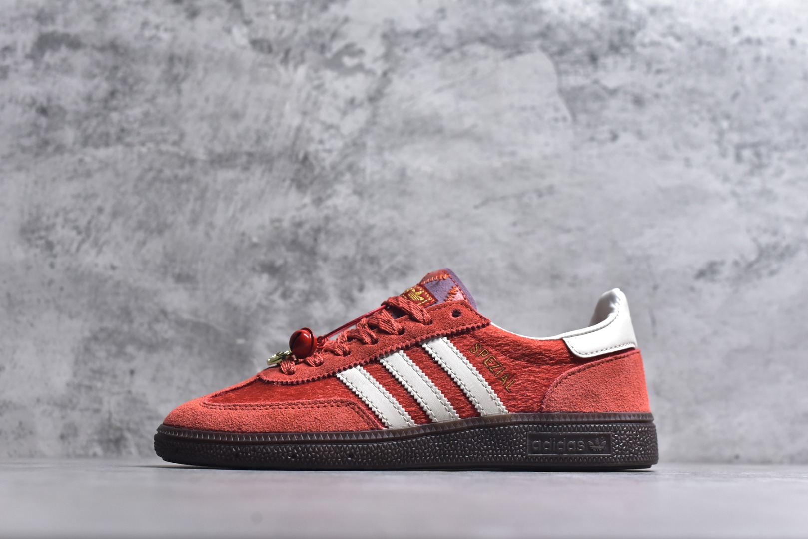 #AD Originals Handball SPZL 手球运动员系列百搭休闲运动板鞋 KJ6299 这款来自阿迪达斯的这款HANDBALL SPZL前身是一双手球运动鞋，这一次拿来复刻，所以鞋面的主要色彩选用了黑色， 鞋面外侧除了Spezial字母之外还有三叶草标志。Handball SPZL作为复古手球训练鞋与作为室内足球鞋的Samba有着异曲同工之处，但是质感更为出众的鞋身以及丰富的配色选择比起Samba来讲可以说是更胜一筹了！尺码：36 36⅔ 37⅓ 38 38⅔ 39⅓ 40 40⅔ 41⅓ 42 42⅔ 43⅓ 44 45-选品中心
