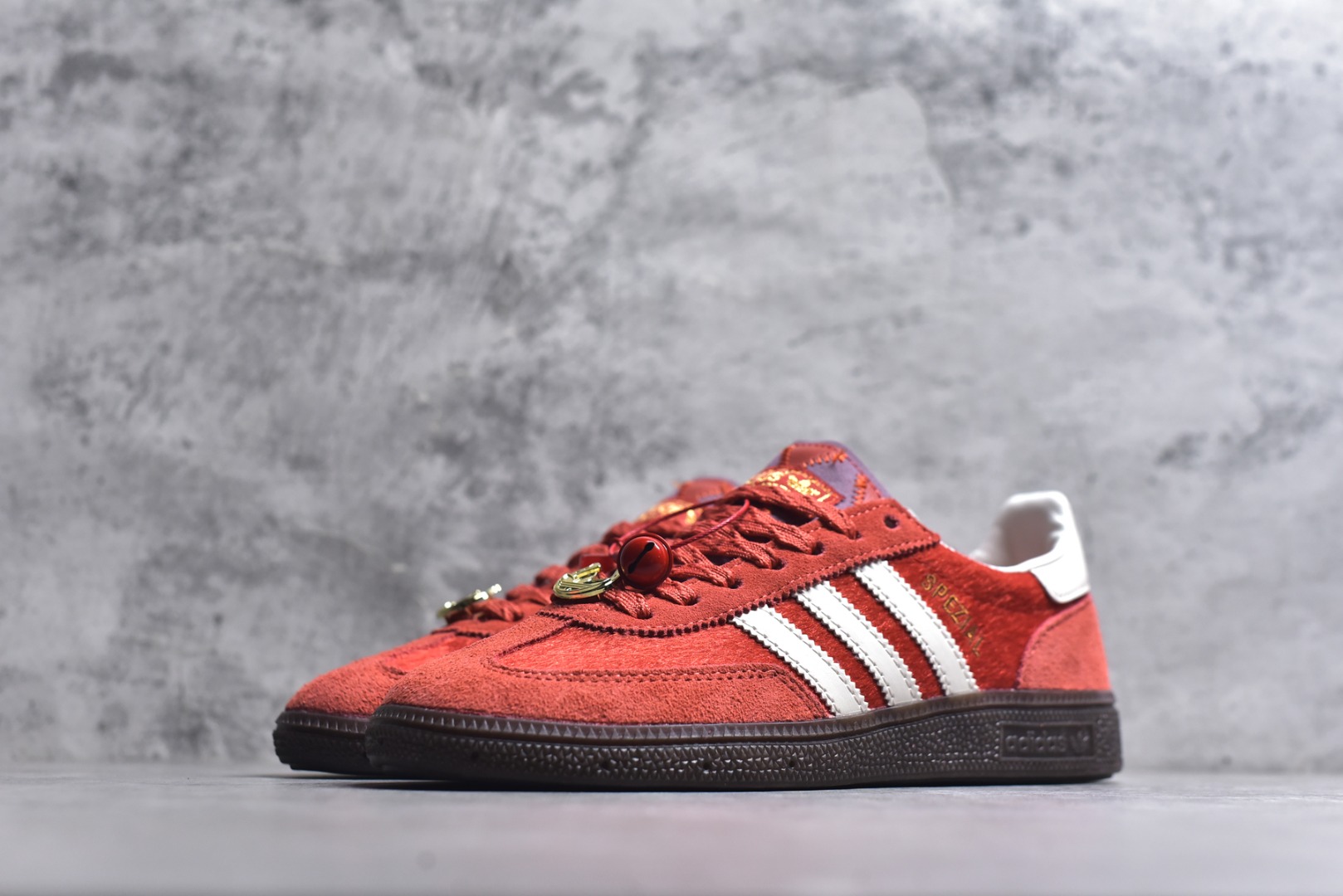 图片[2]-#AD Originals Handball SPZL 手球运动员系列百搭休闲运动板鞋 KJ6299 这款来自阿迪达斯的这款HANDBALL SPZL前身是一双手球运动鞋，这一次拿来复刻，所以鞋面的主要色彩选用了黑色， 鞋面外侧除了Spezial字母之外还有三叶草标志。Handball SPZL作为复古手球训练鞋与作为室内足球鞋的Samba有着异曲同工之处，但是质感更为出众的鞋身以及丰富的配色选择比起Samba来讲可以说是更胜一筹了！尺码：36 36⅔ 37⅓ 38 38⅔ 39⅓ 40 40⅔ 41⅓ 42 42⅔ 43⅓ 44 45-选品中心