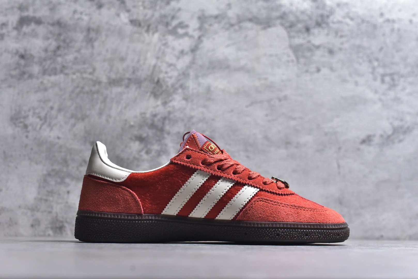 图片[3]-#AD Originals Handball SPZL 手球运动员系列百搭休闲运动板鞋 KJ6299 这款来自阿迪达斯的这款HANDBALL SPZL前身是一双手球运动鞋，这一次拿来复刻，所以鞋面的主要色彩选用了黑色， 鞋面外侧除了Spezial字母之外还有三叶草标志。Handball SPZL作为复古手球训练鞋与作为室内足球鞋的Samba有着异曲同工之处，但是质感更为出众的鞋身以及丰富的配色选择比起Samba来讲可以说是更胜一筹了！尺码：36 36⅔ 37⅓ 38 38⅔ 39⅓ 40 40⅔ 41⅓ 42 42⅔ 43⅓ 44 45-选品中心